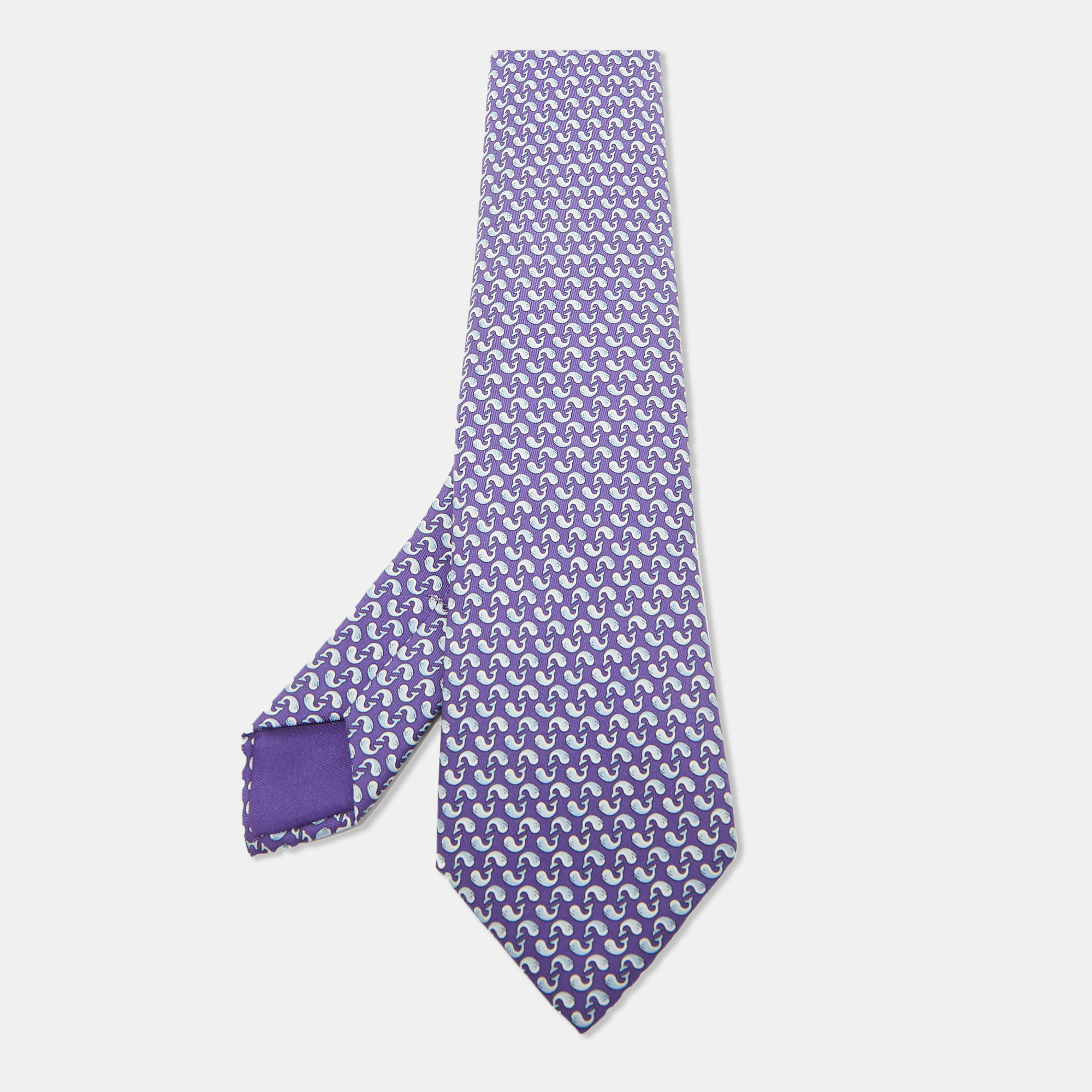 This Hermès tie is a perfect formal accessory that has a sharp and modern appeal. Made from luxurious materials it features intricate patterns and the brand label is neatly stitched at the back. It is sure to add oodles of style to your blazers.