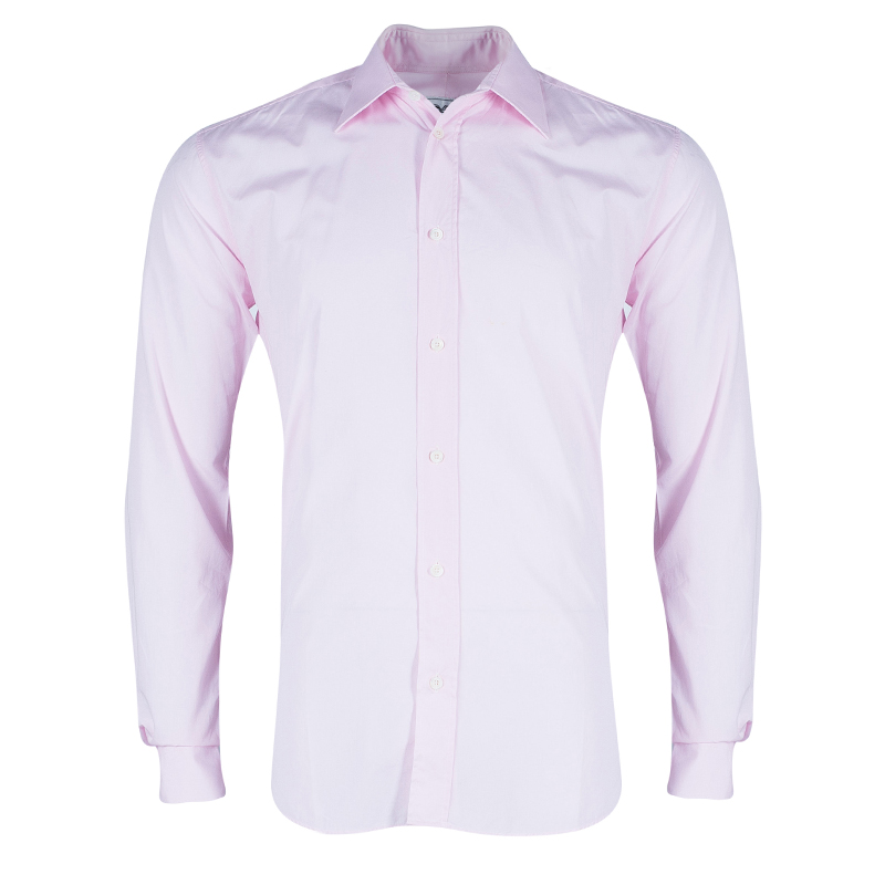 This Hermes shirt looks simply charming. It has been crafted in 100% cotton in gorgeous pink. It features a front button fastening and has a straight fit. This full sleeved poplin shirt would go well with a beige pair of trousers or casual denim jeans.