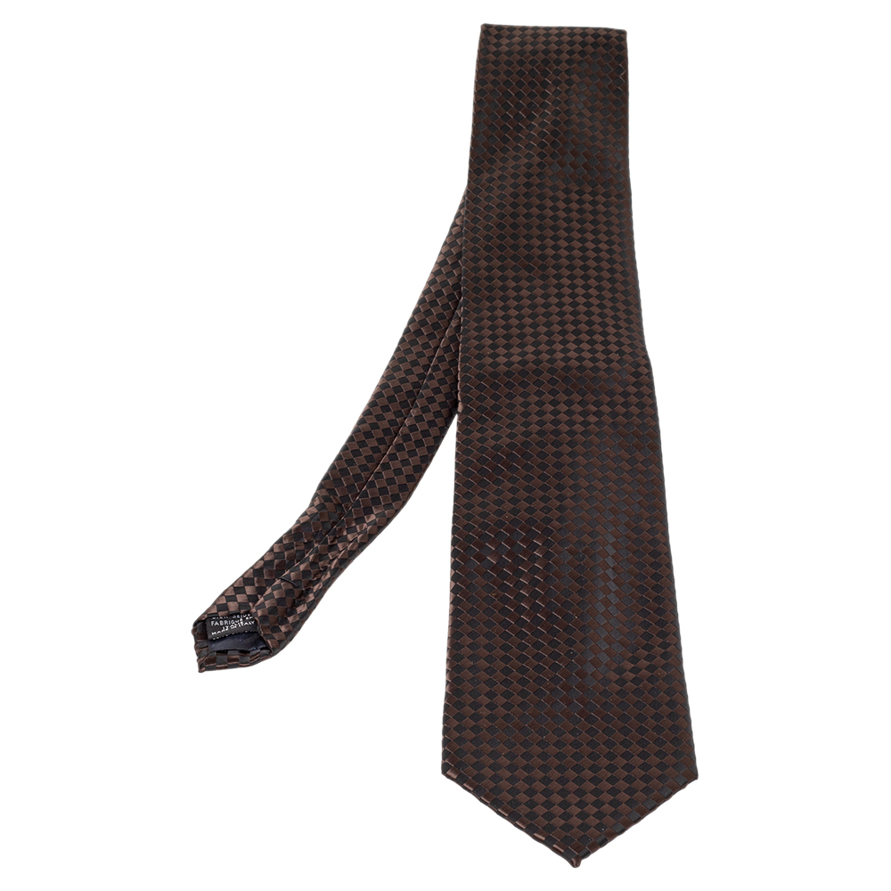 This Lanvin tie lends a sophisticated touch to your look with its modern silhouette. The checkered texture of this tie looks tasteful and super stylish with your outfits.