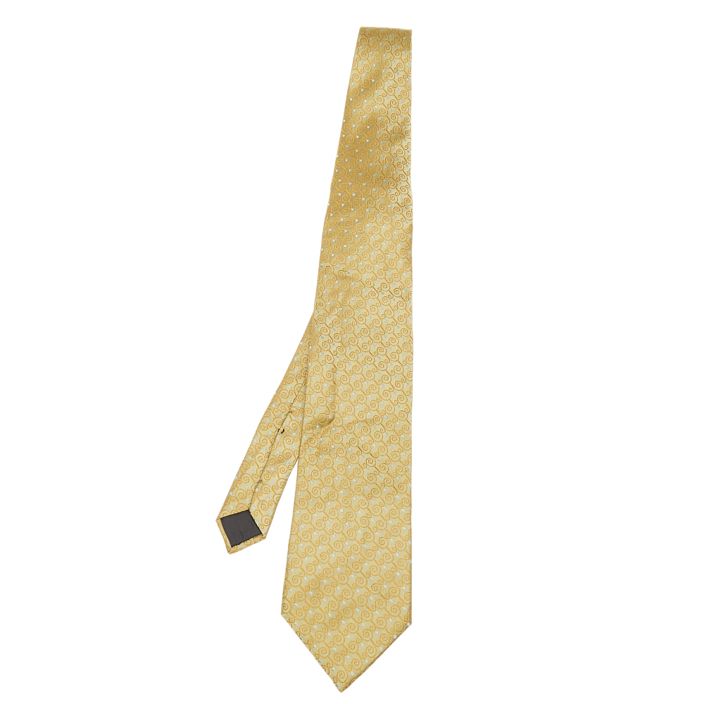 Enhance your formal outfit with this stunning tie from the House of Lanvin. It is tailored using vintage gold jacquard fabric and features a width of 9.5 cm. Complete your style with sophistication as you wear this Lanvin tie.