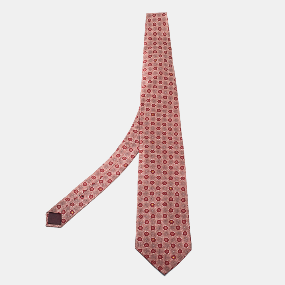 A classy and stylish tie like this will notch your formal look just rightly. Spruce up your repertoire with this piece.