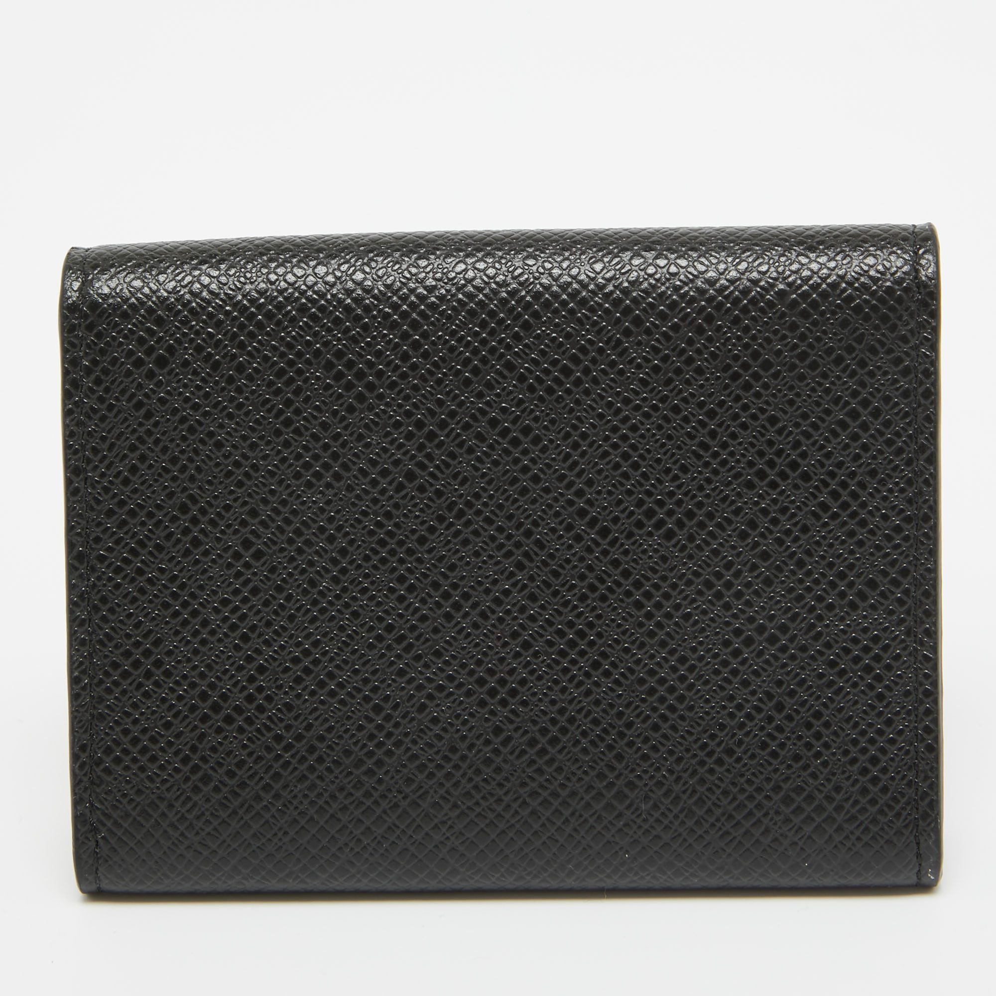 This stylish and functional Louis Vuitton cardholder is a must have in your collection. It is equipped with multiple well lined slots to hold your cards.