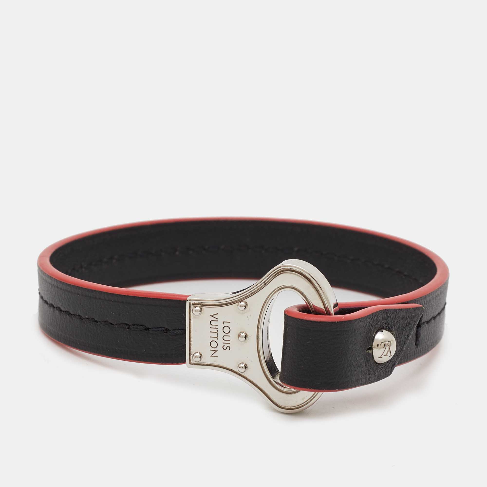 Revamp your accessory repertoire with this Archive bracelet from the House of Louis Vuitton. It is neatly designed using black leather and flaunts silver tone details. This bracelet can be paired with your wristwatch.