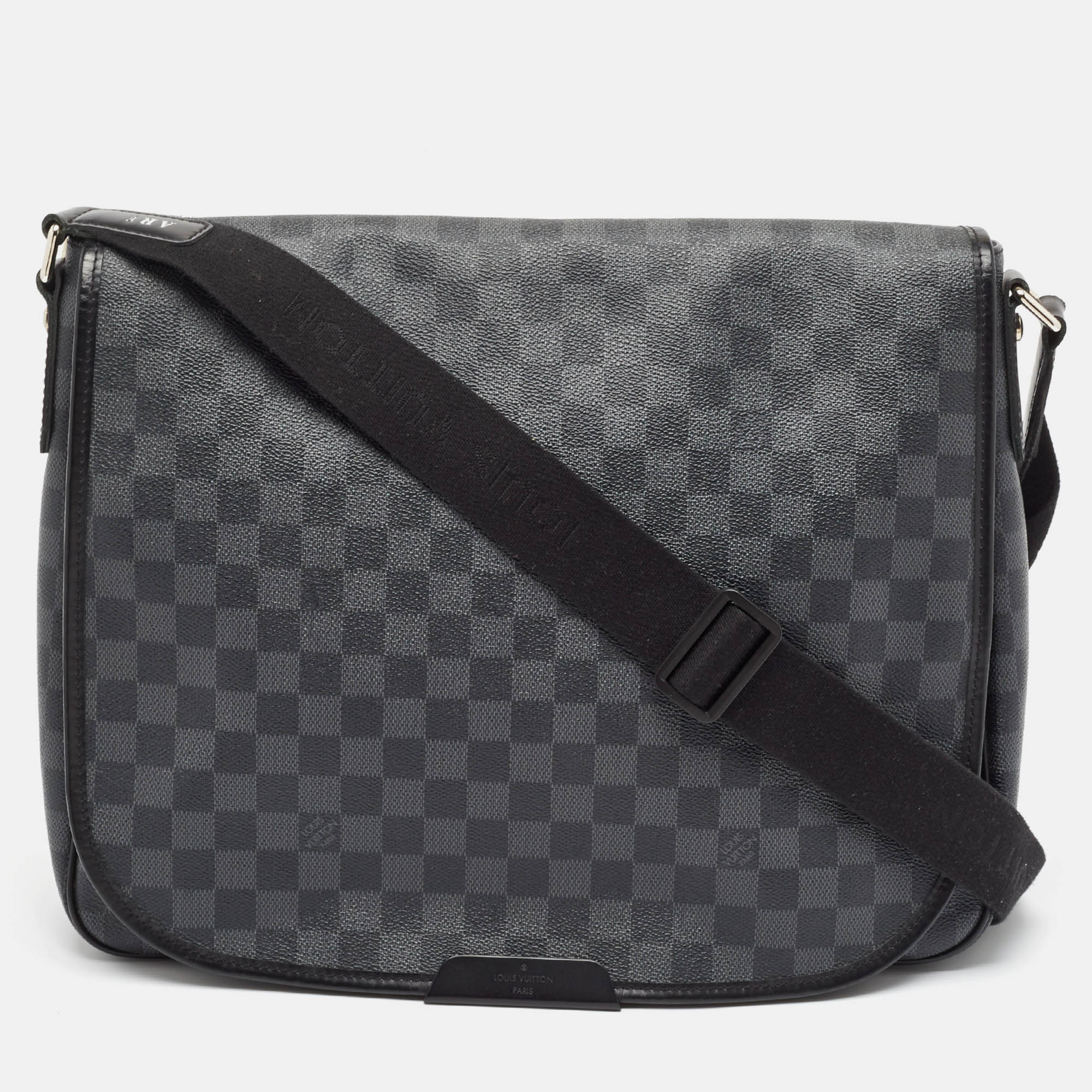 Pre-owned Louis Vuitton Damier Graphite Canvas Daniel Gm Messenger Bag In Black