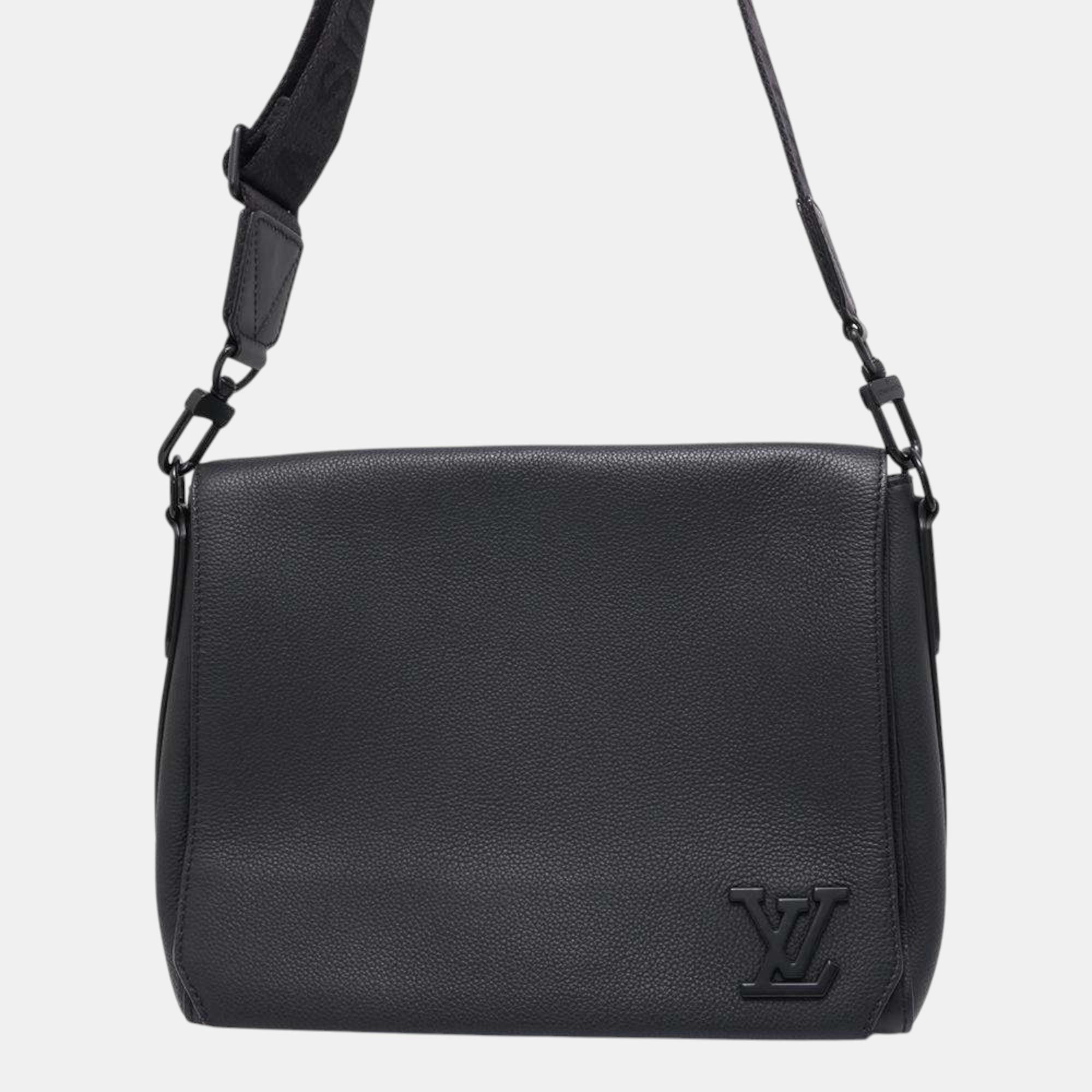 

Louis Vuitton Noir Calf Leather takeoff messenger, Black