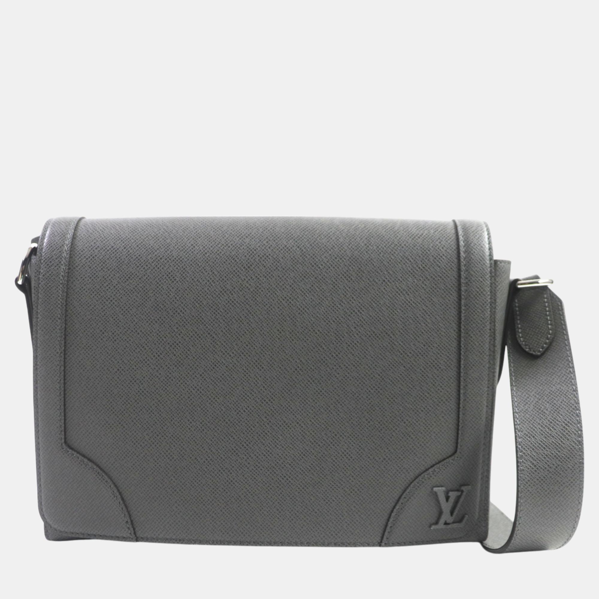 

Louis Vuitton Grey Leather Taiga Flap Messenger Bag