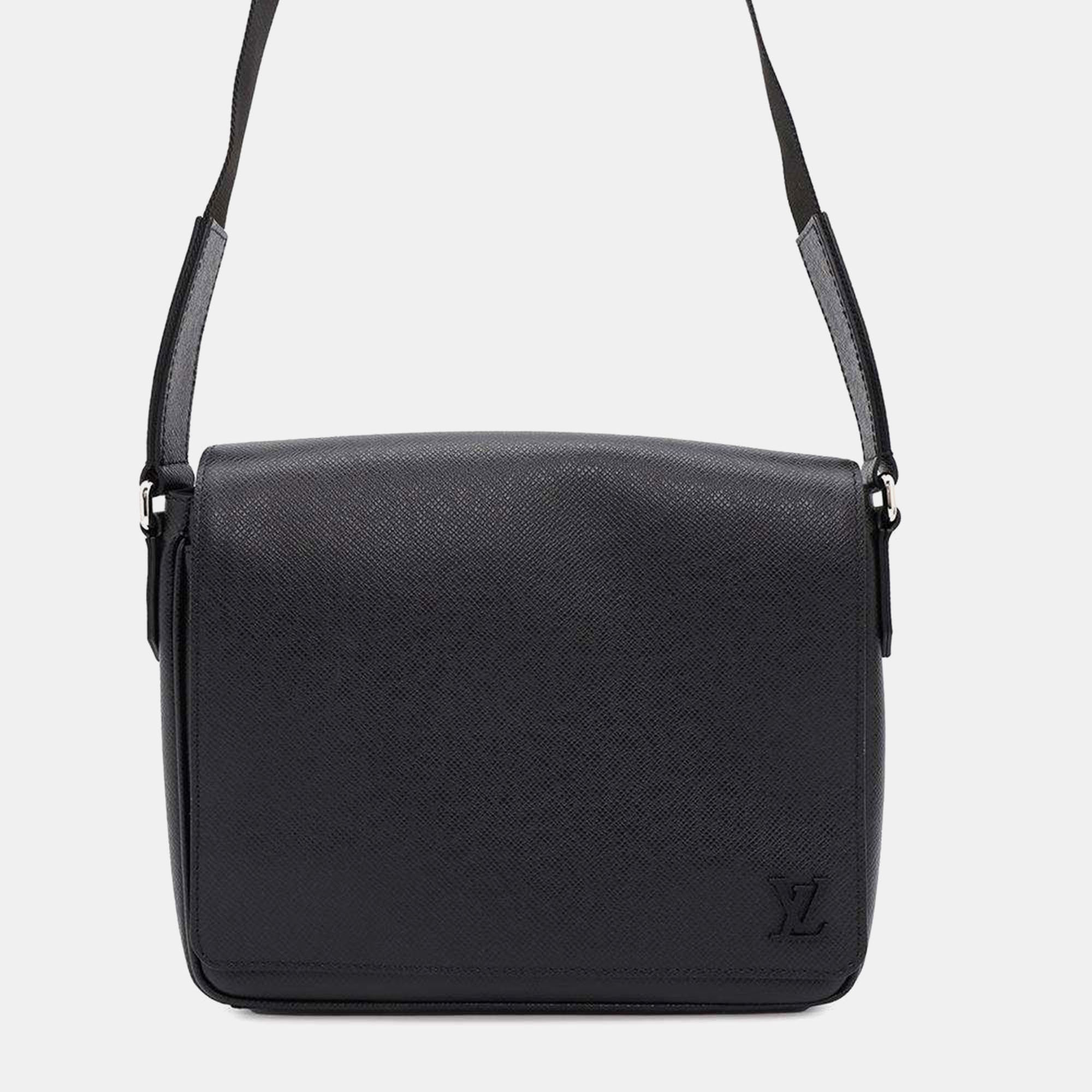 

Louis Vuitton Noir Taiga Leather District Nv3 Size Pm, Black