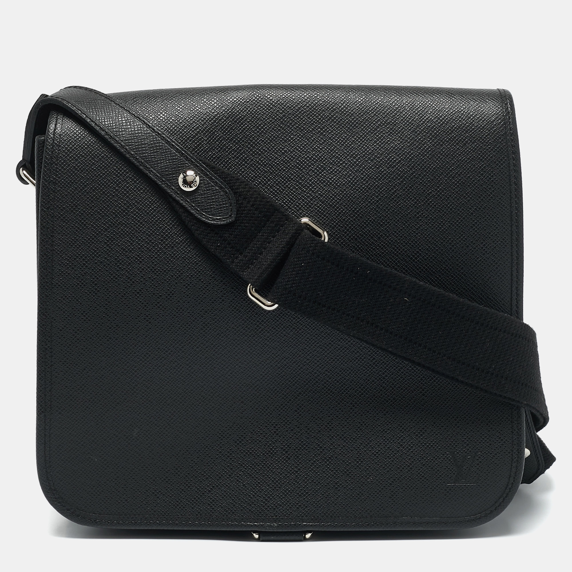 

Louis Vuitton Black Taiga Leather Andrei Messenger Bag
