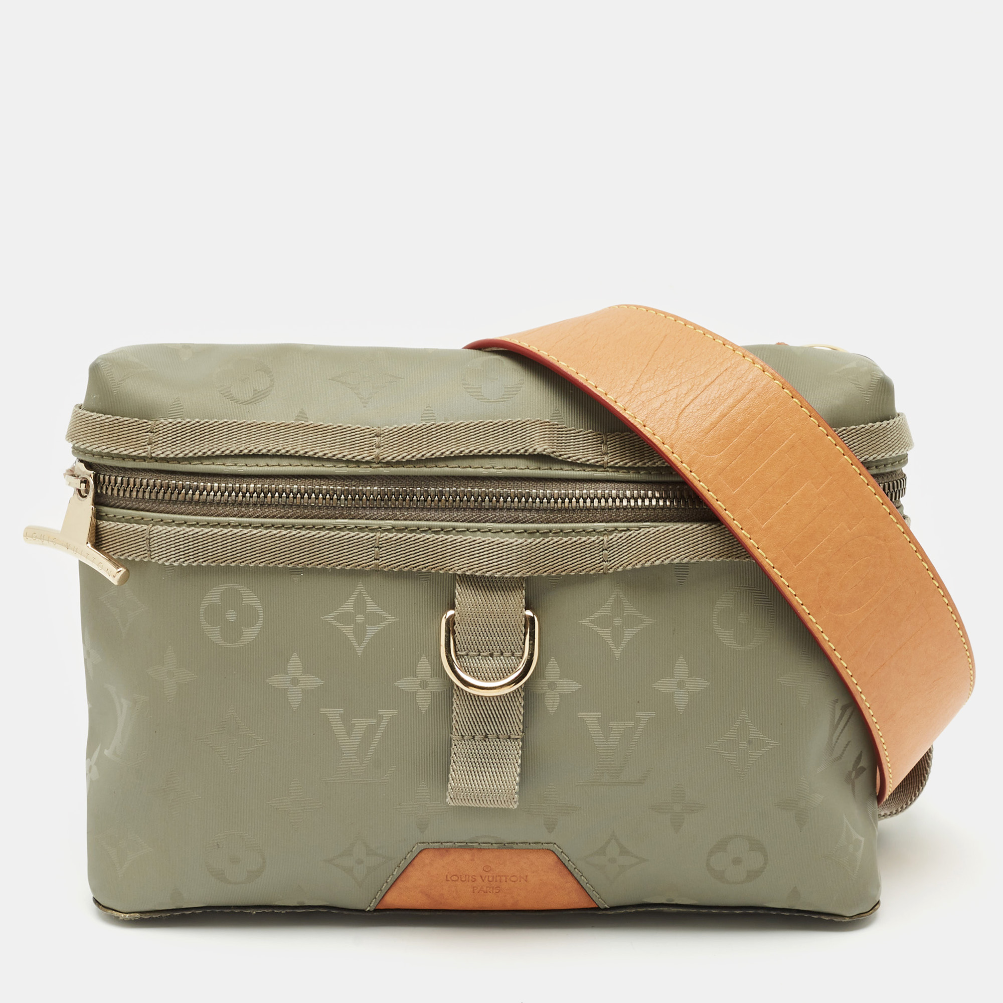 

Louis Vuitton Grey Monogram Titanium Nylon Messenger Bag