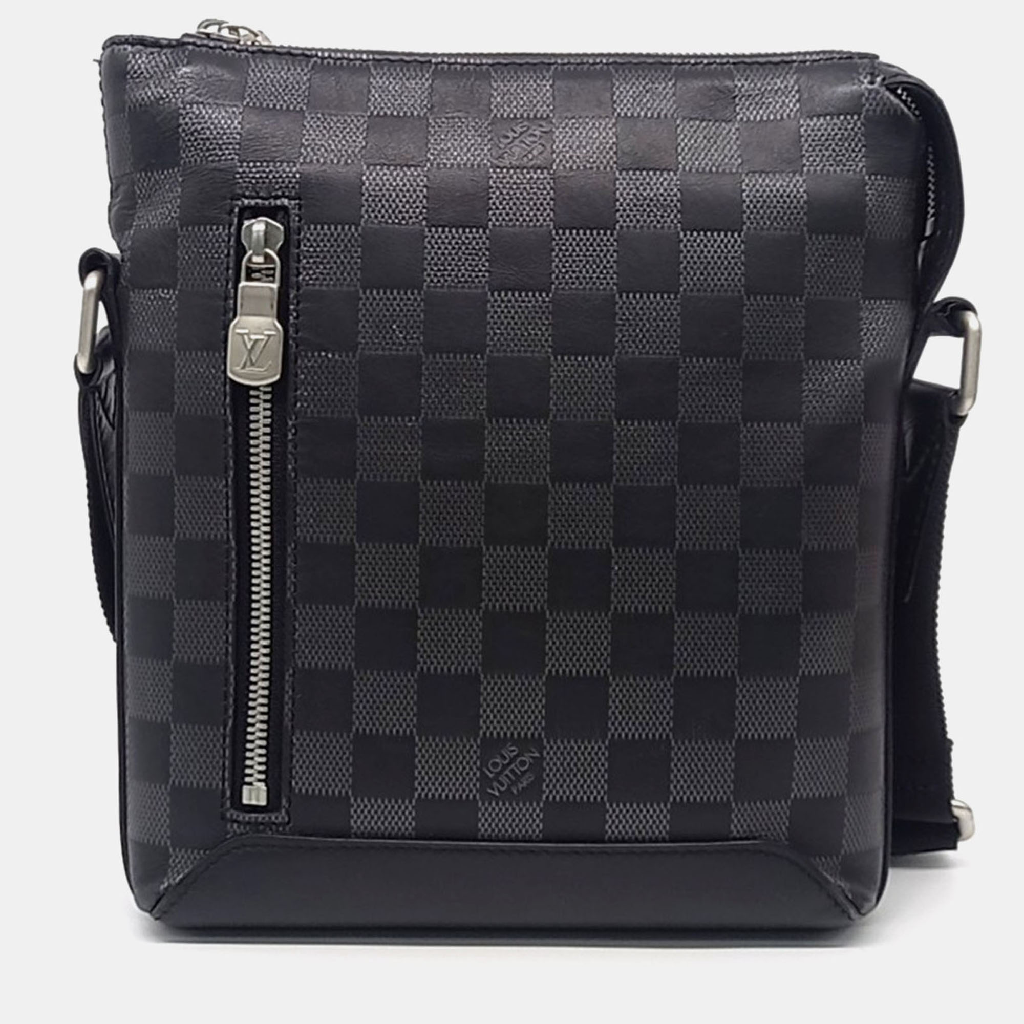 

Louis Vuitton Black Leather Louis Vuitton Black Discovery Messenger Bag