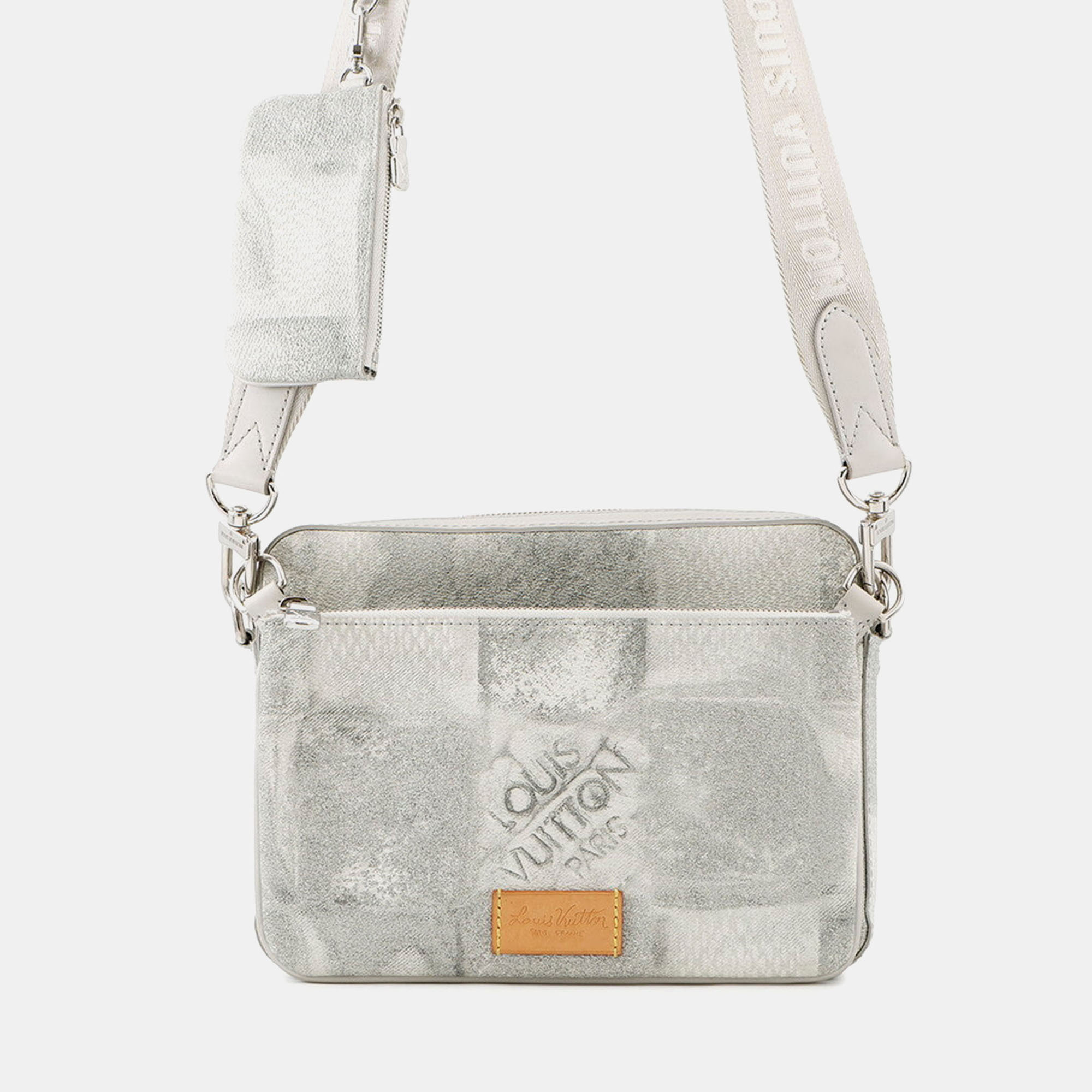 Click to view more detailed imagery on our partner's website Pre-owned Louis Vuitton Trio Messenger Gray Damier Salt
