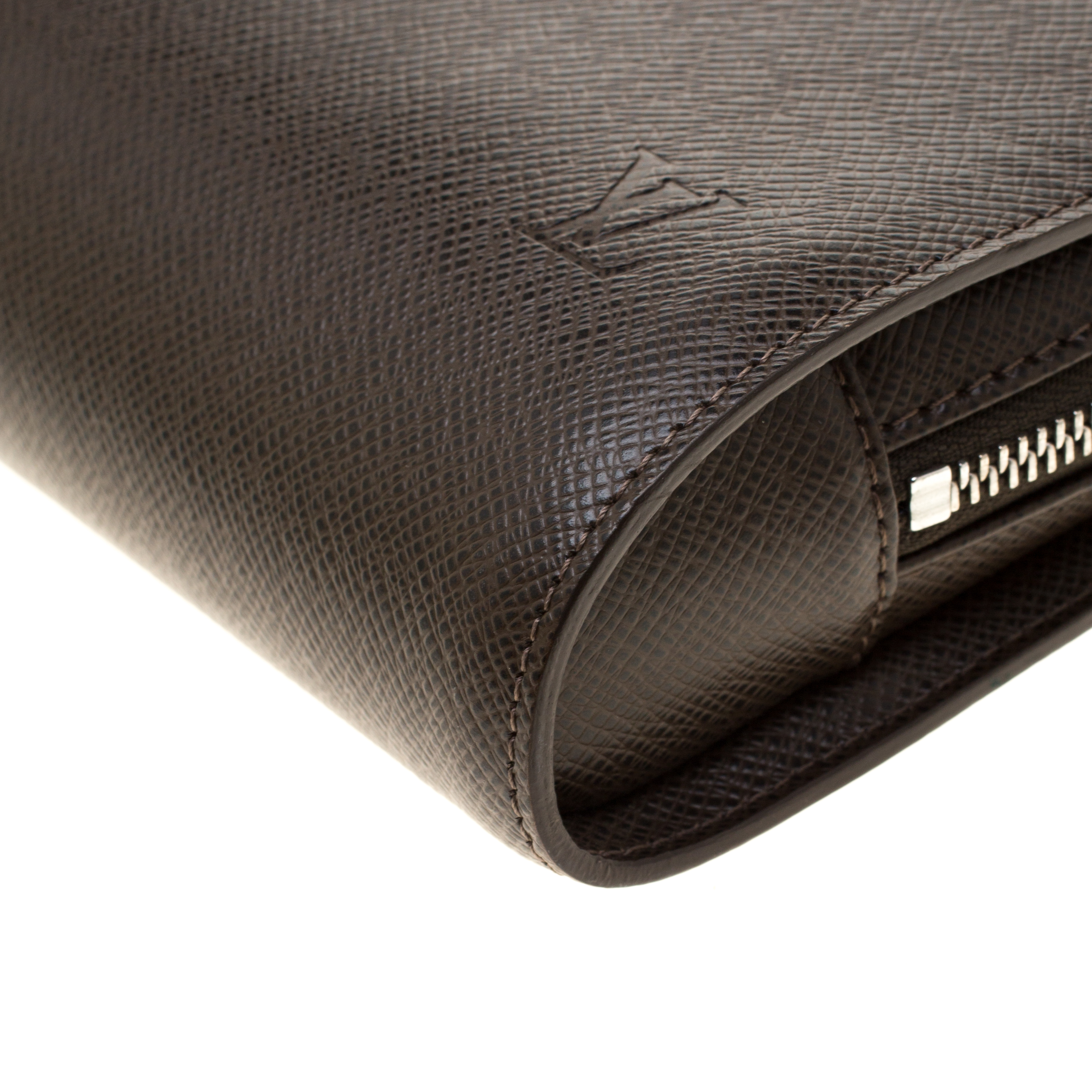 Louis Vuitton Brown Taiga Pochette Baikal Dark brown Leather ref.981079 -  Joli Closet
