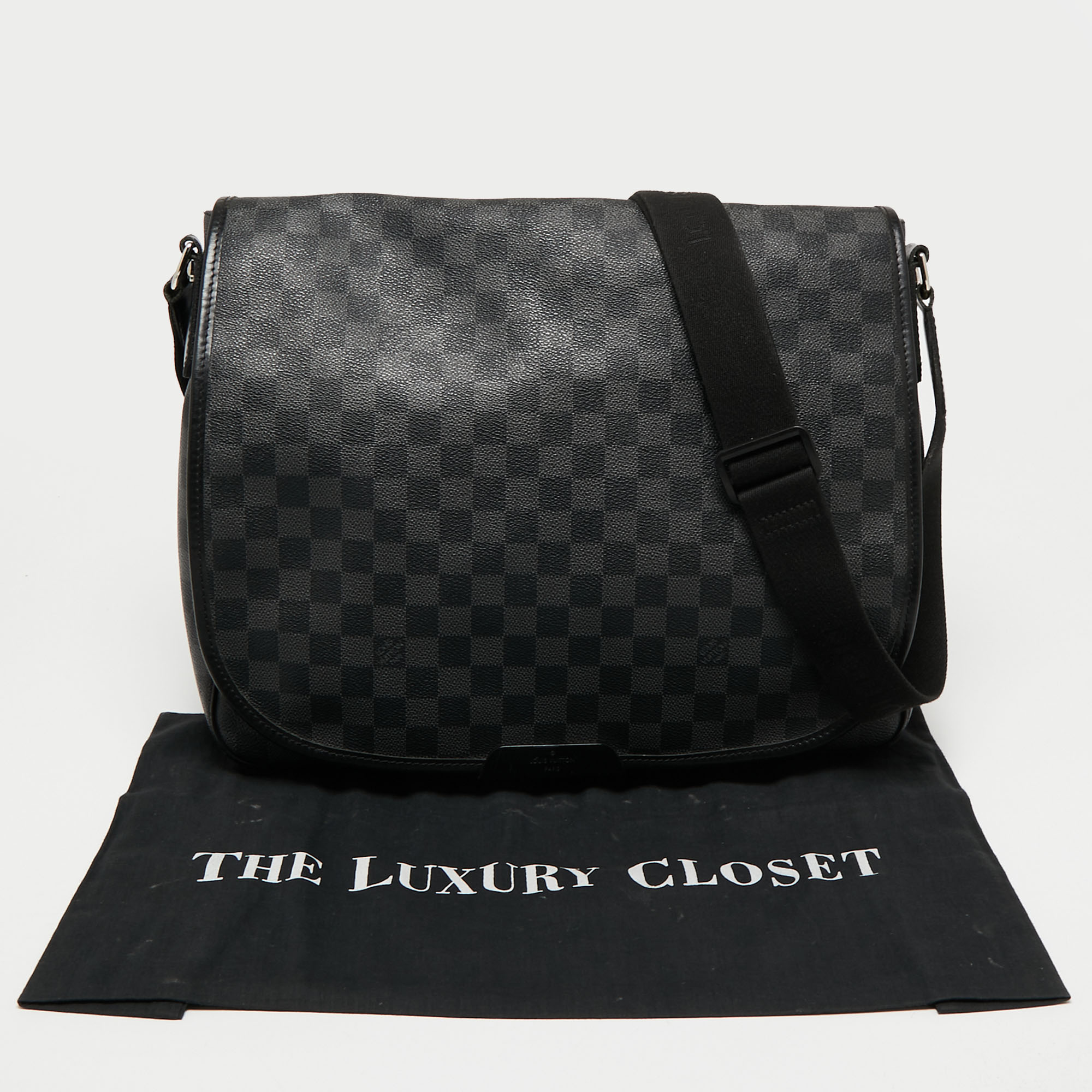 LOUIS VUITTON Damier Graphite District GM 100229