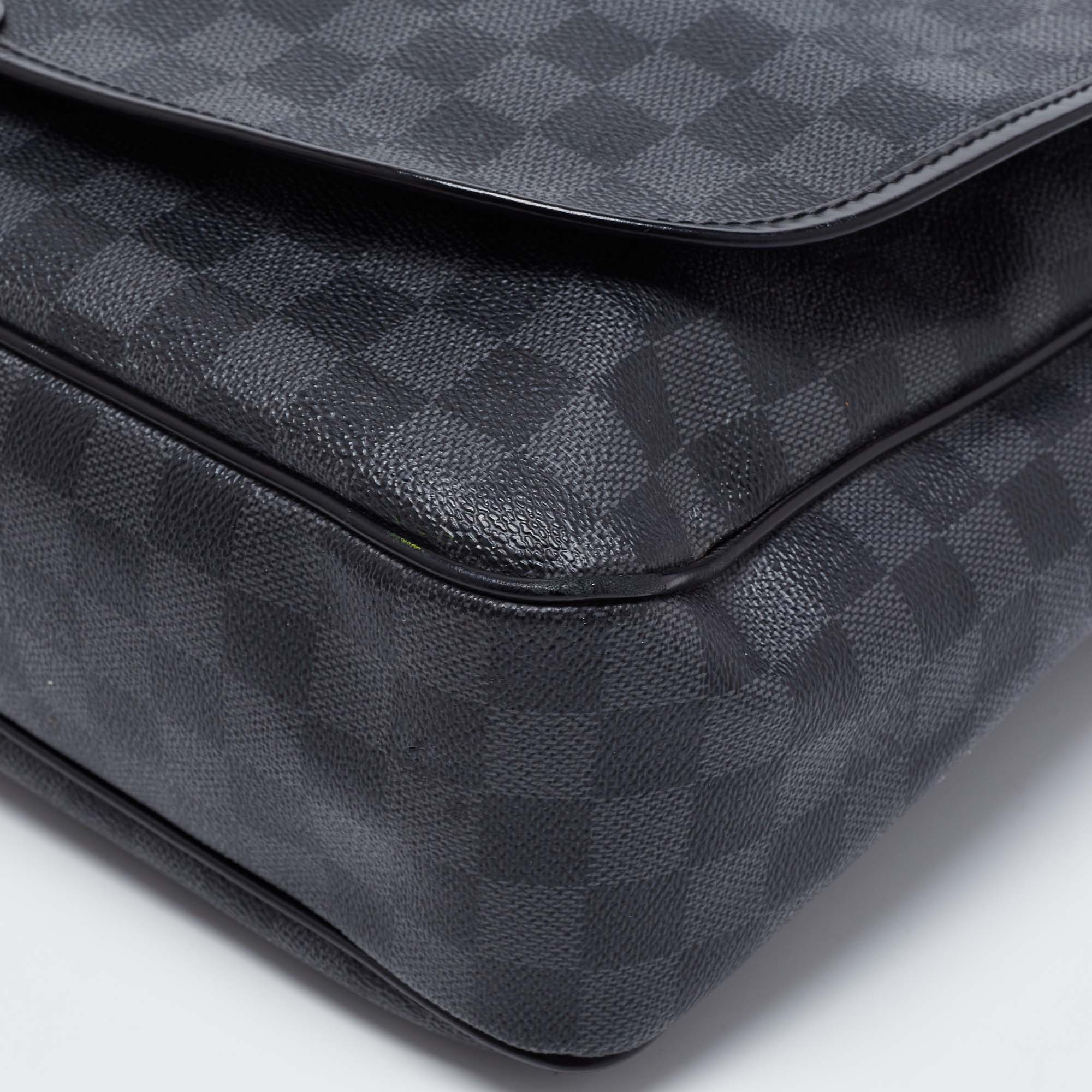 Louis Vuitton Damier Graphite Daniel MM - Grey Messenger Bags, Bags -  LOU312580