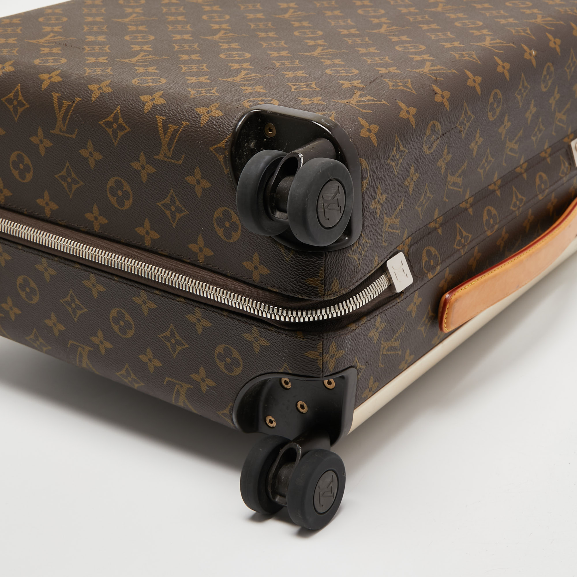 Louis Vuitton ಮೇಲೆ X: For the devoted travelers. The innovative Horizon  suitcase in Monogram from the latest Spirit of Travel Campaign. See  #LouisVuitton's wide range of travel bags at    /