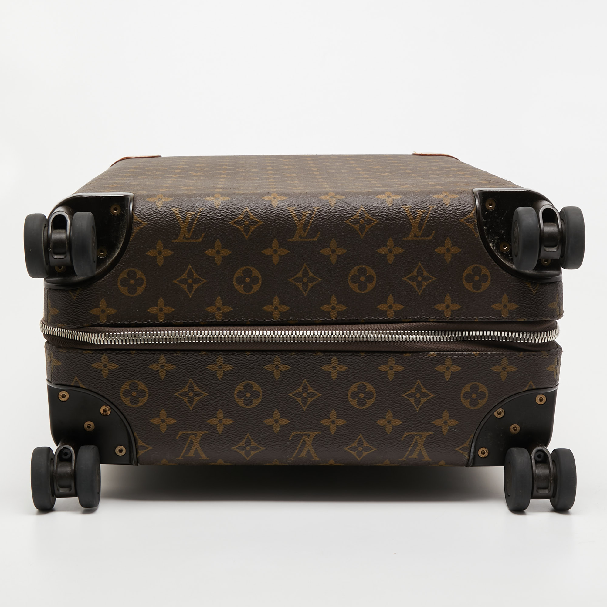 Louis Vuitton on X: For the devoted travelers. The innovative Horizon  suitcase in Monogram from the latest Spirit of Travel Campaign. See  #LouisVuitton's wide range of travel bags at    /
