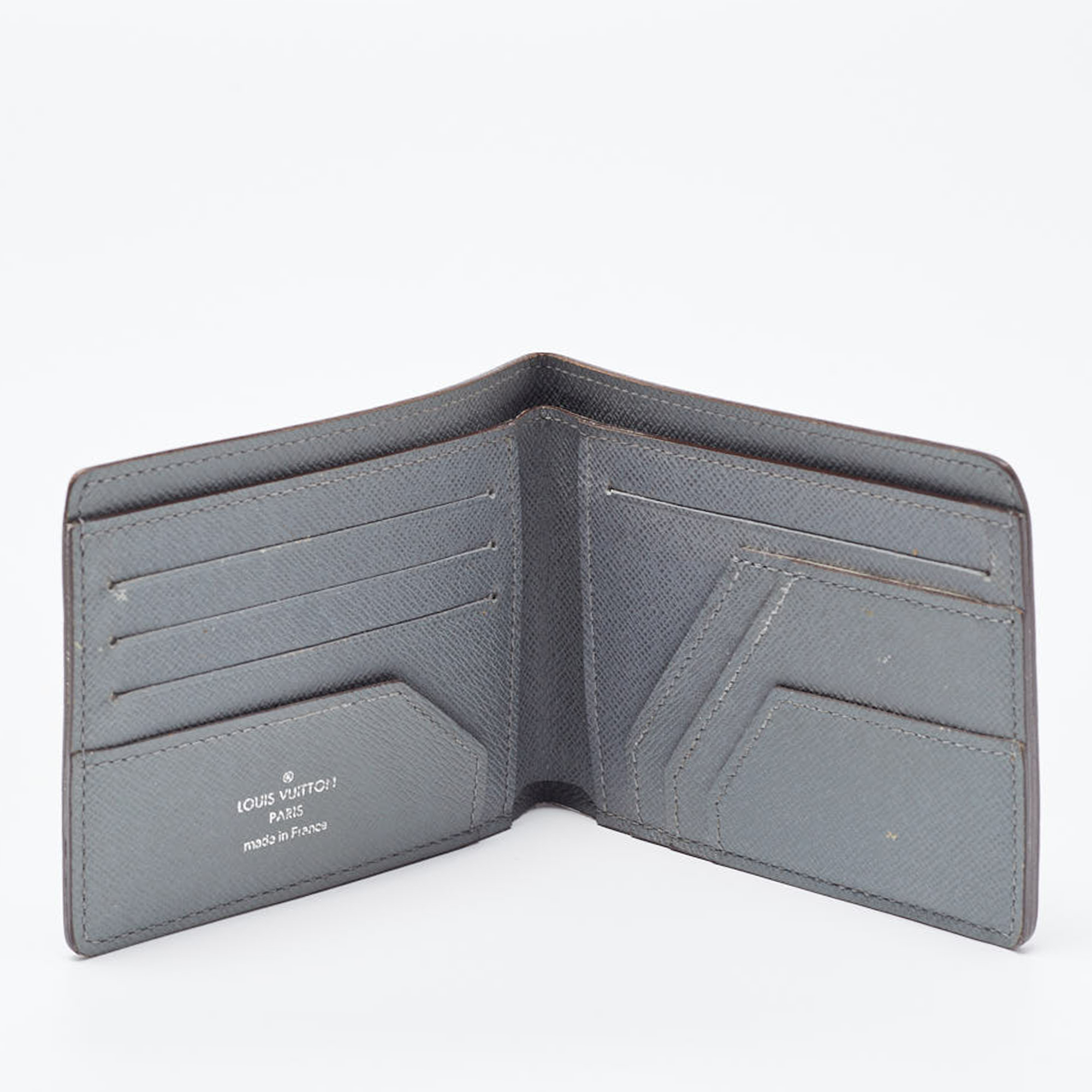 

Louis Vuitton Grey Taiga Leather Bifold Wallet