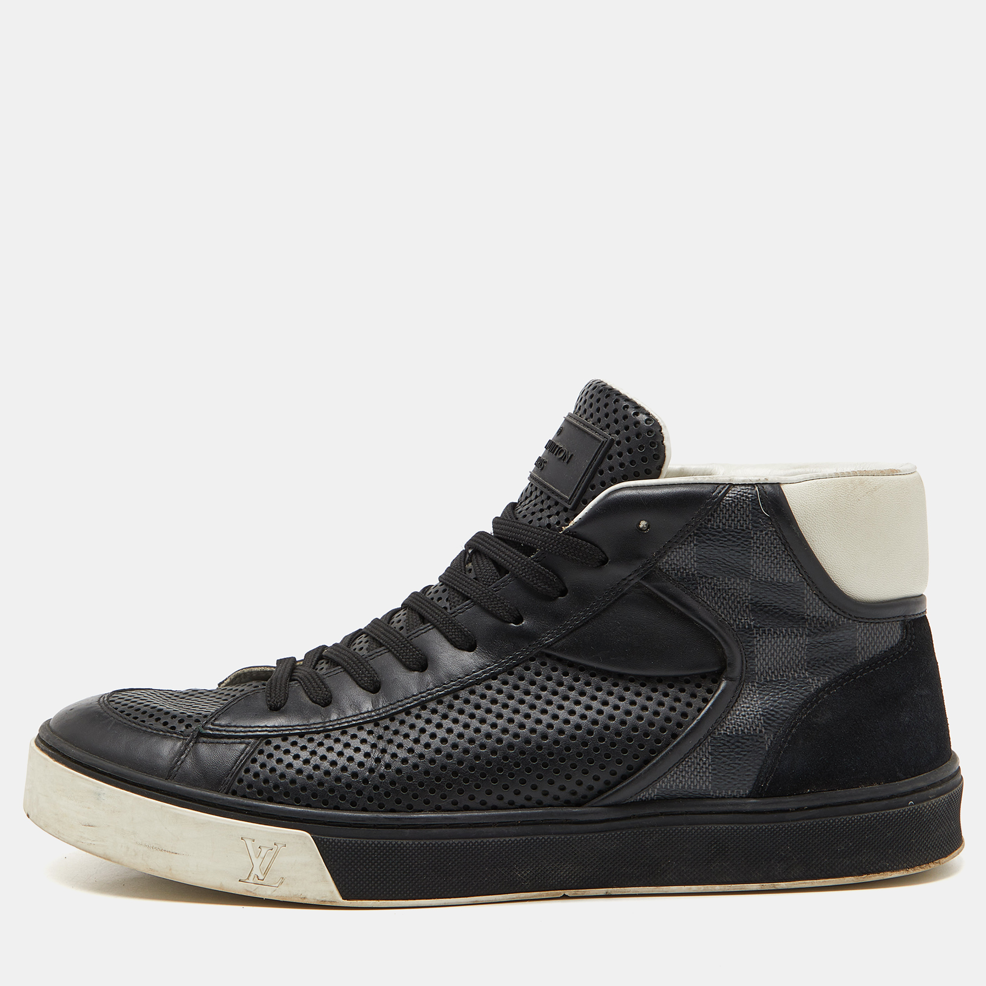 Give your outfit a luxe update with this pair of designer sneakers. The creation is sewn perfectly to help you make a statement in them for a long time.