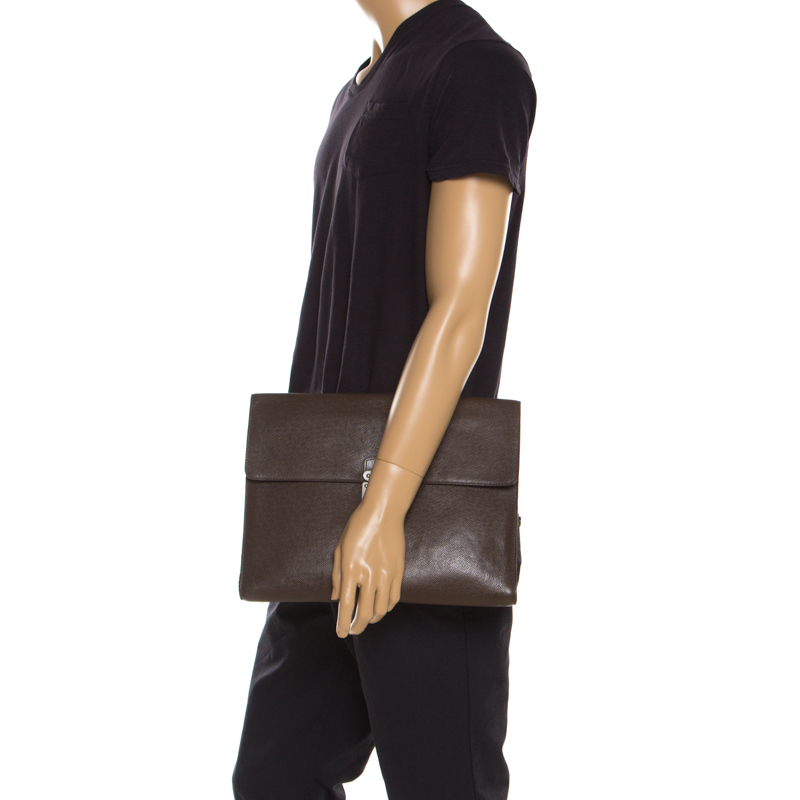 

Louis Vuitton Brown Taiga Leather Minuto Portfolio Case