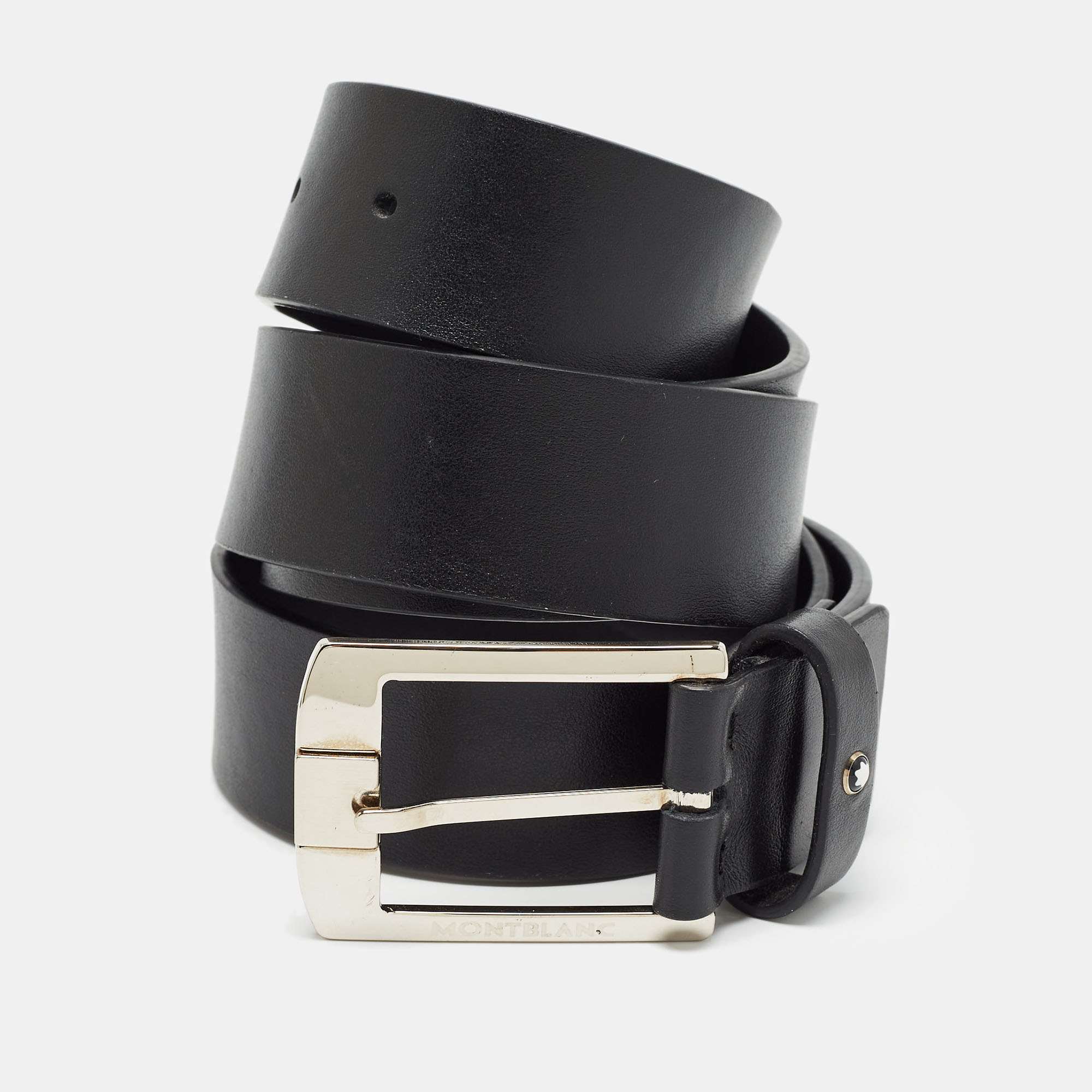 Add a sleek finish to your OOTD with this Montblanc mens belt. It is carefully crafted to last well and boost your style for a long time.