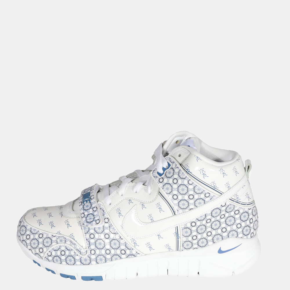 Get your hands on these contemporary Nike Chinese Ceramics Pack Dunk Hi + Court Force low sneakers to put an iconic spin on your ensembles. Featuring an ornate design and complemented by white patent leather and blue colored ornate graphics these sneakers are reminiscent of 