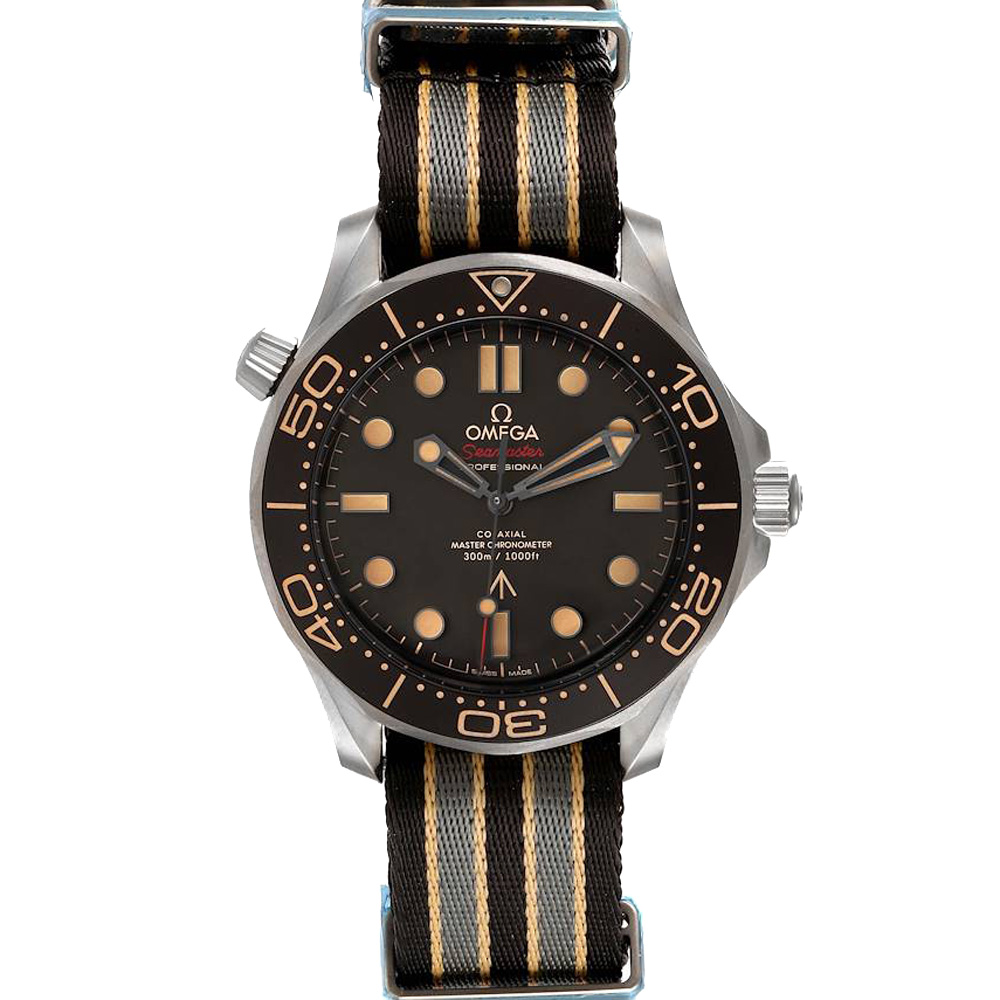 Click to view more detailed imagery on our partner's website Pre-owned Omega Black Titanium Seamaster 300m 007 Edition 210.92.42.20.01.001 Men's Wristwatch 42 Mm