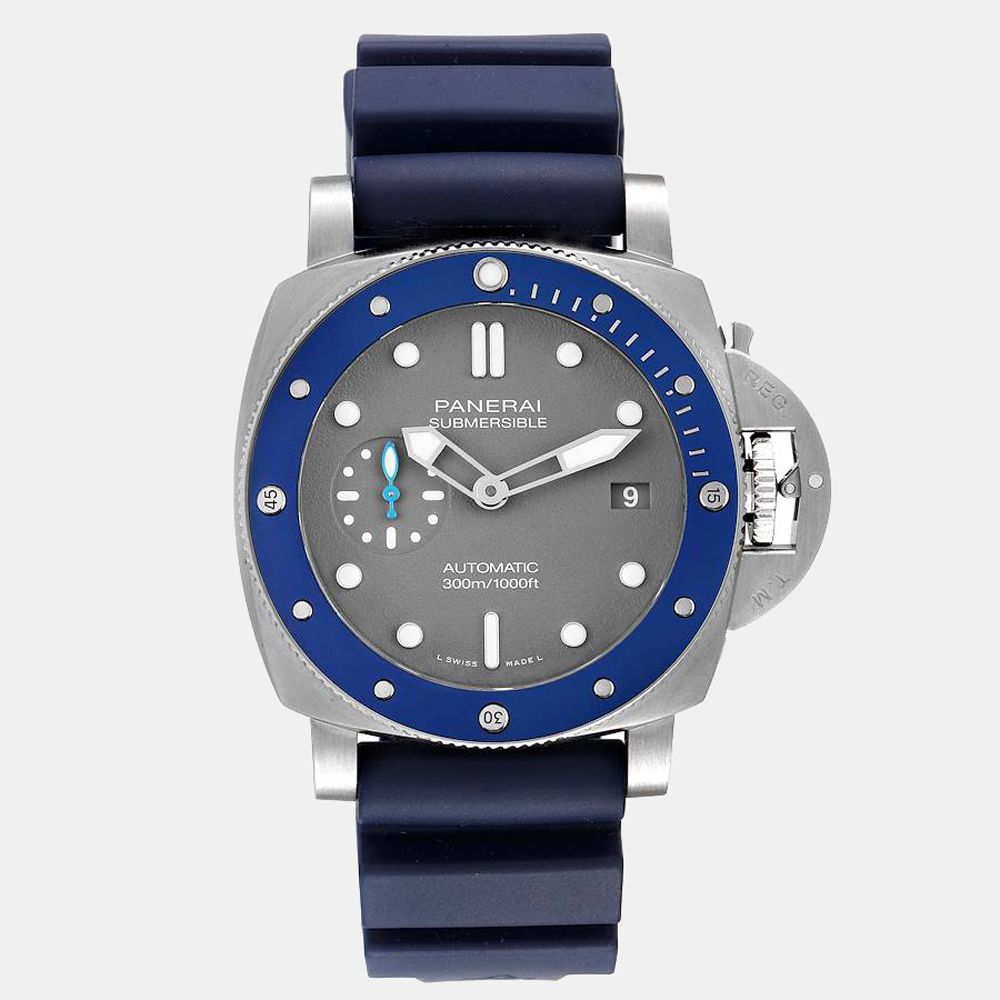 Panerai brings you this beautiful watch. It features a chic a set of blue leather straps with a strategically weighted stainless steel case which houses a beautiful bezel which is rotation enabled and made of stainless steel. It has a grey dial with sword shaped arms.