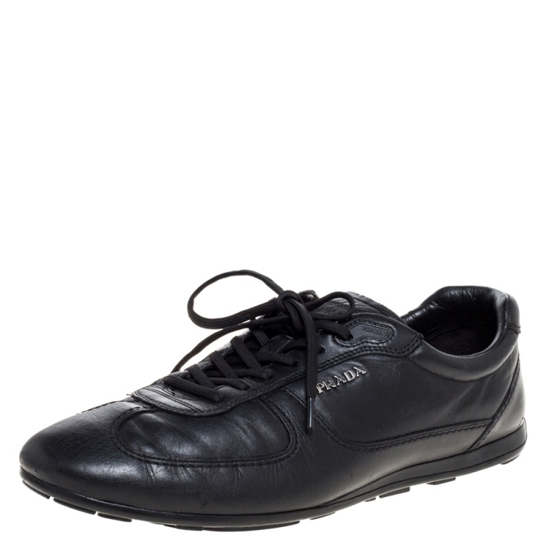 Refuse to compromise comfort with style and opt for this pair from Prada Sport as it has been purposely built to help you look stylish and ease your feet. Crafted from leather the sneakers carry a well structured silhouette. Complete with laces and leather insoles these sneakers are a wise buy.