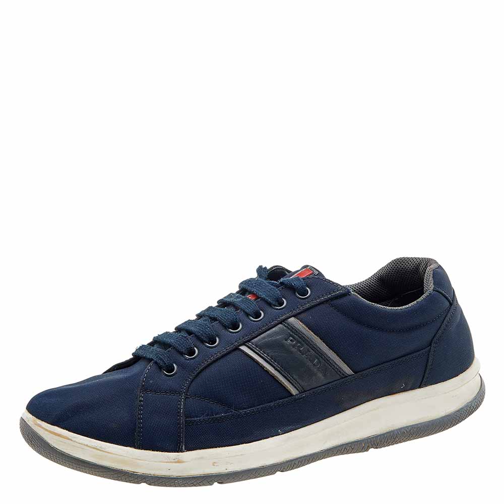 Prada Sport brings you these super stylish sneakers to elevate your appearance They are crafted using navy blue nylon into a sturdy low top silhouette. They exhibit lace up fastenings and black tone hardware. Walk with style and confidence in these sneakers