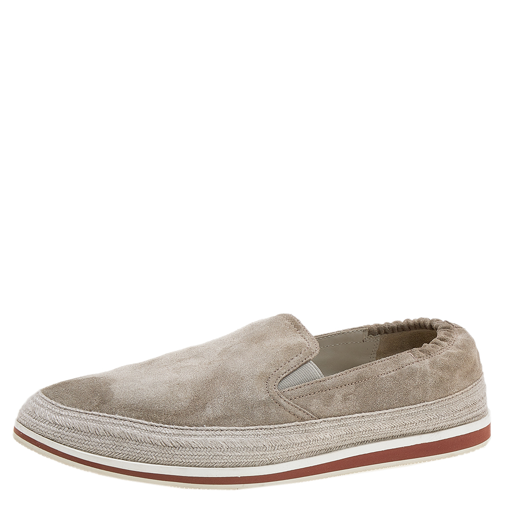 This smart pair of slip on sneakers designed by Prada Sport gives you a perfect casual look with its grey hue. It is very easy to slip into and the outer soles offer a good grip. The elastic panel on the sides makes it very comfortable to wear and the contrasting midsoles make it even more stylish.