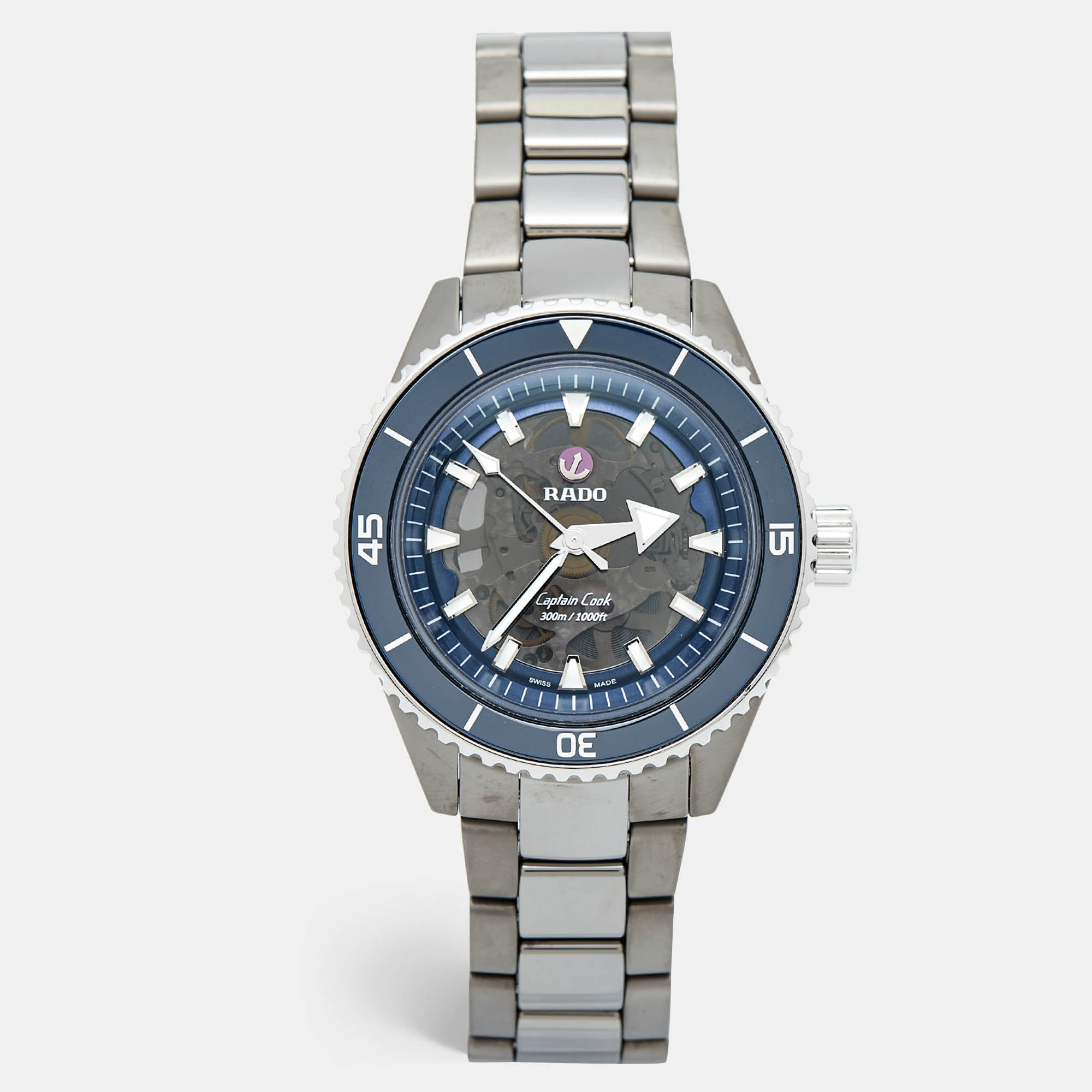 Incorporate Rados sophisticated style into your ensemble with this exquisite Captain Cook wristwatch for men. It exhibits the brands dedication to creativity and its expertise in the art of watchmaking.