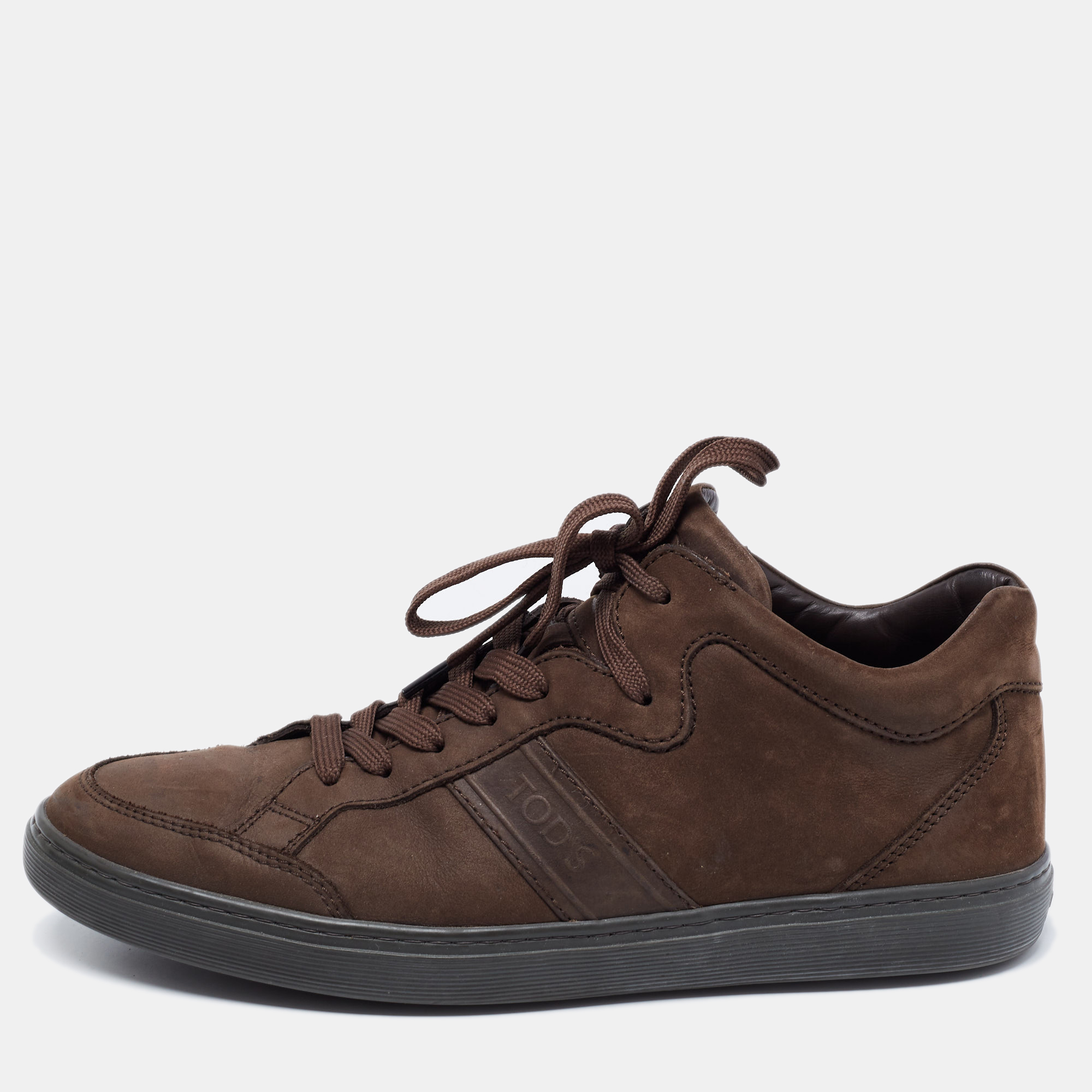 These sneakers from the House of Tods are super sturdy stunning and stylish. They are crafted from brown Nubuck leather on the exterior and showcase lace up fastenings on the vamps. Add these trendy sneakers to your collection and flaunt a dapper look.