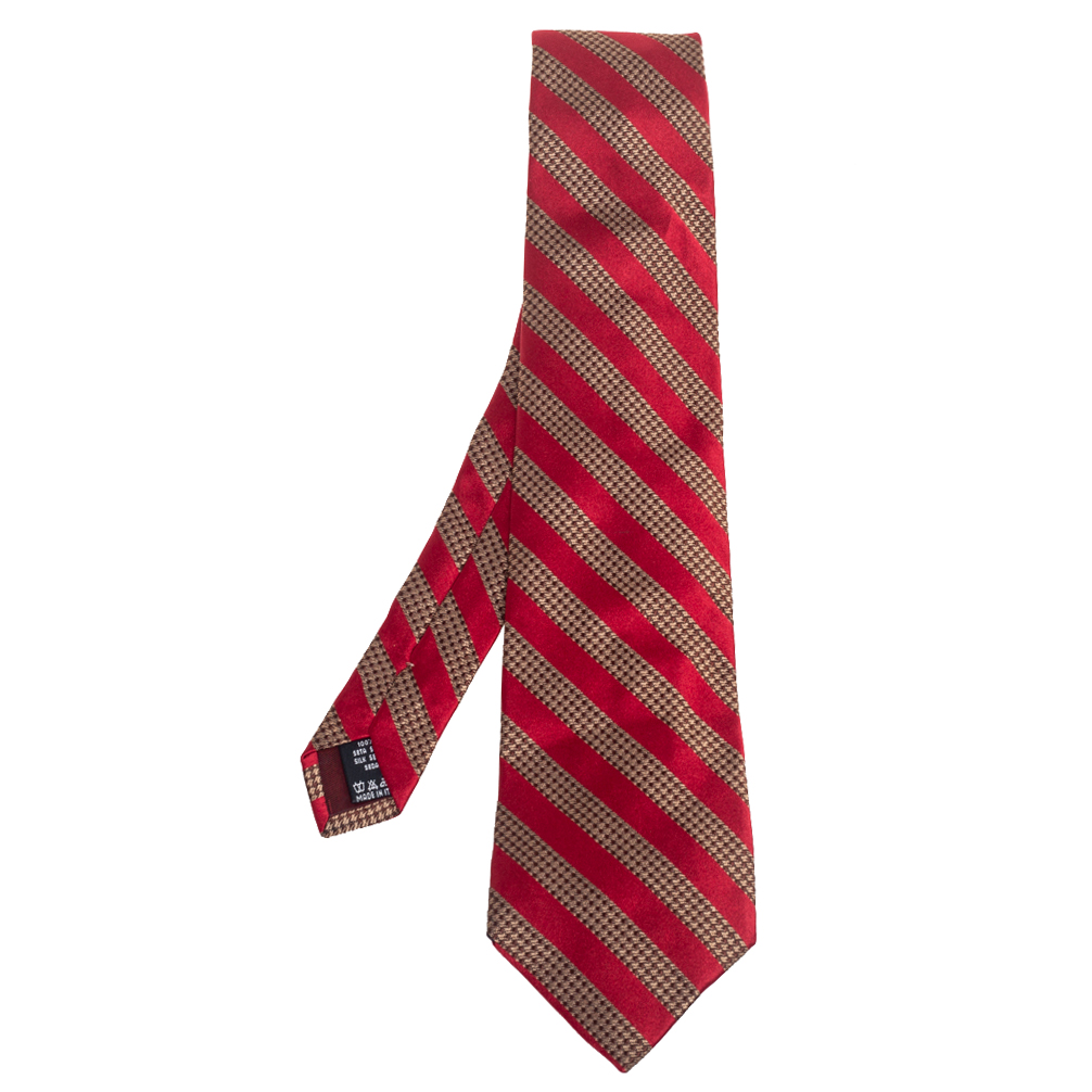 This Valentino tie is a perfect formal accessory that has a sharp and modern appeal. Made from silk it features gold and red shades striped patterns and the brand label neatly stitched at the back. It is sure to add oodles of style to your blazers.