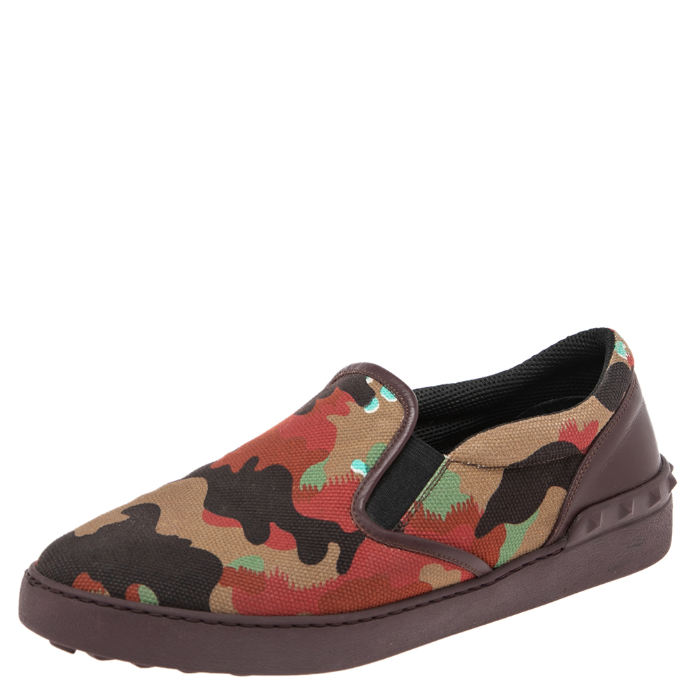 Spend your days away in high comfort with these camouflage printed sneakers from Valentino Theyve been wonderfully crafted from a combination of leather as well as canvas and designed with signature pyramid studs on the counters.