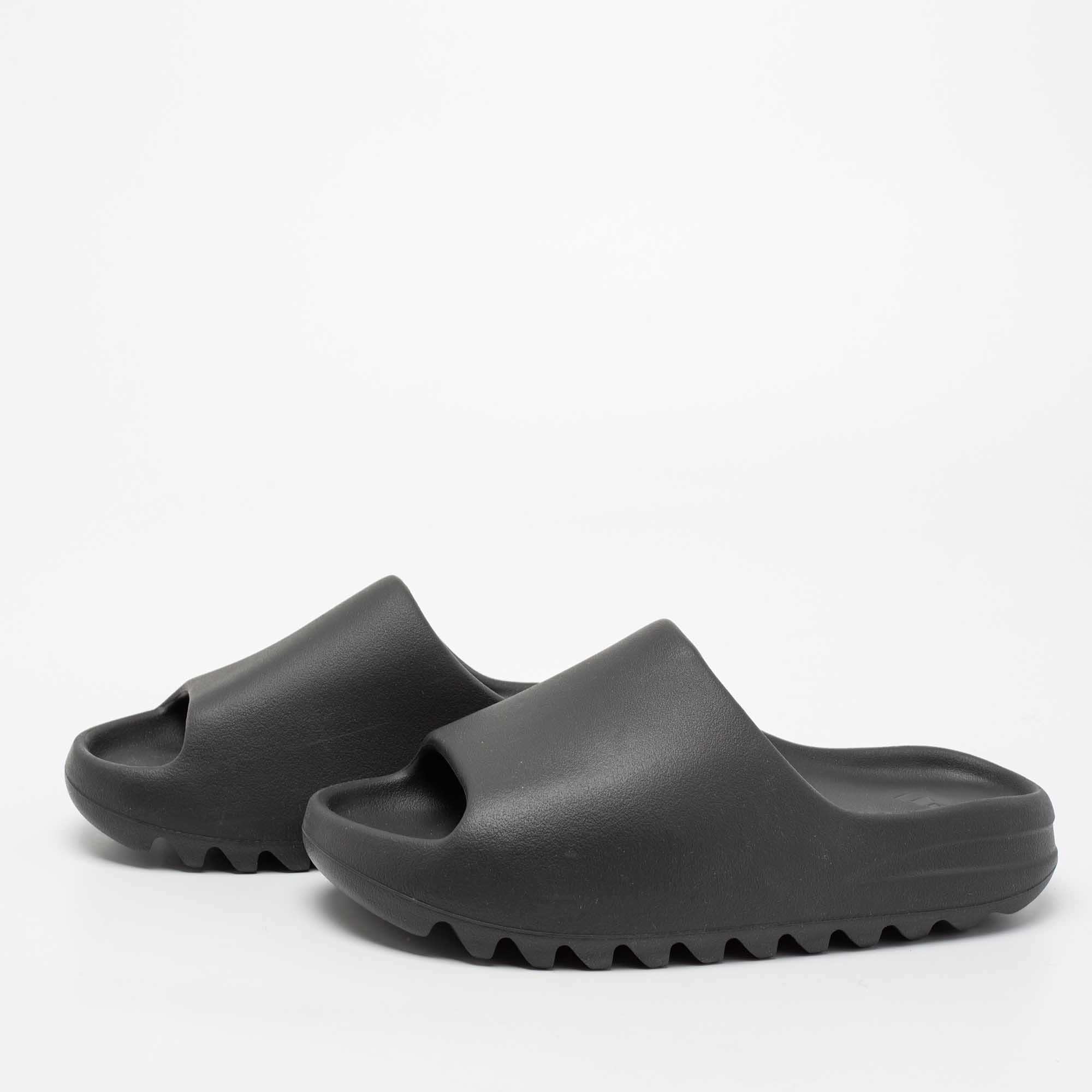 

Yeezy x adidas Black Rubber Onyx Flat Slides Size
