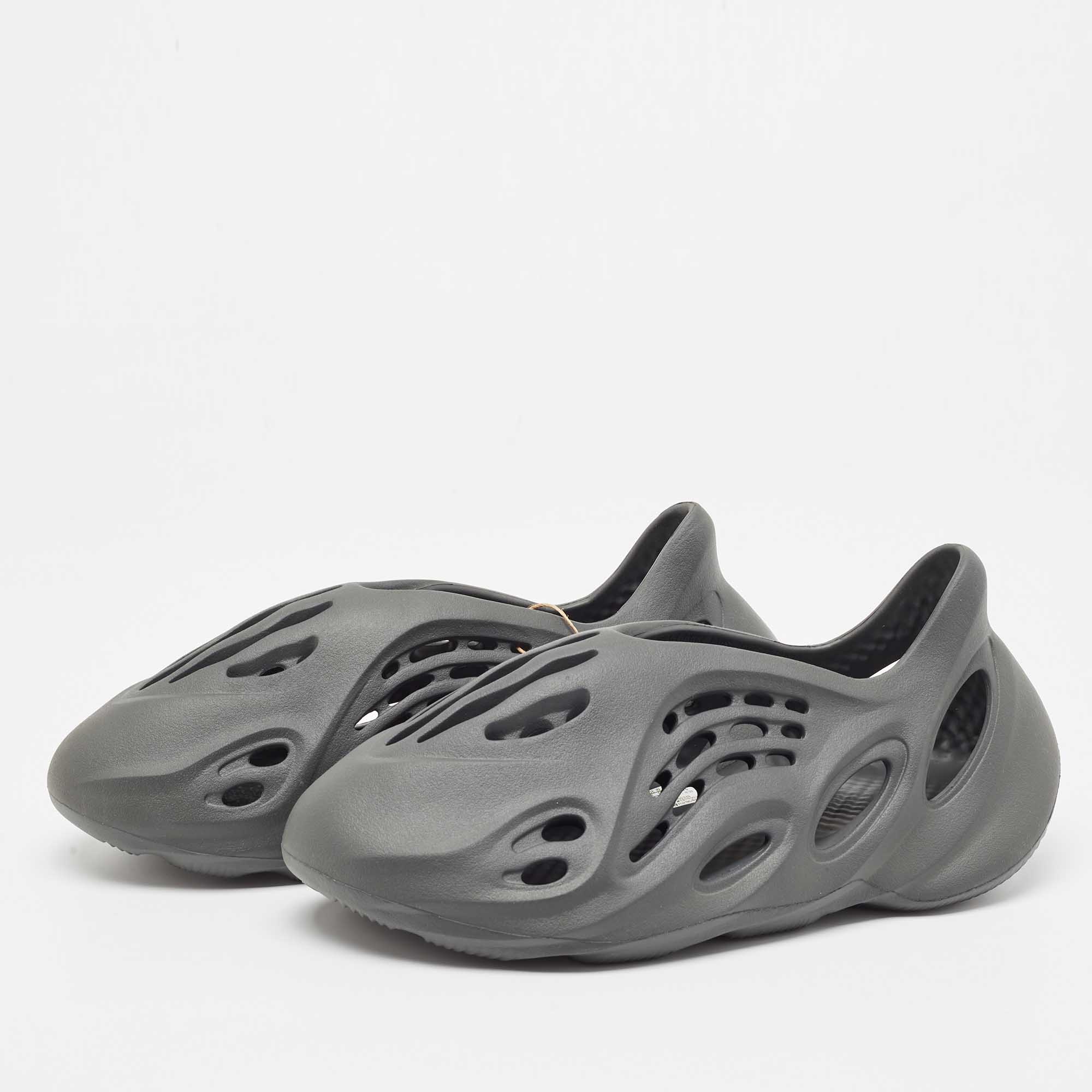 

Yeezy x Adidas Dark Grey Rubber Foam-Onyx Flats Size 44 1/3