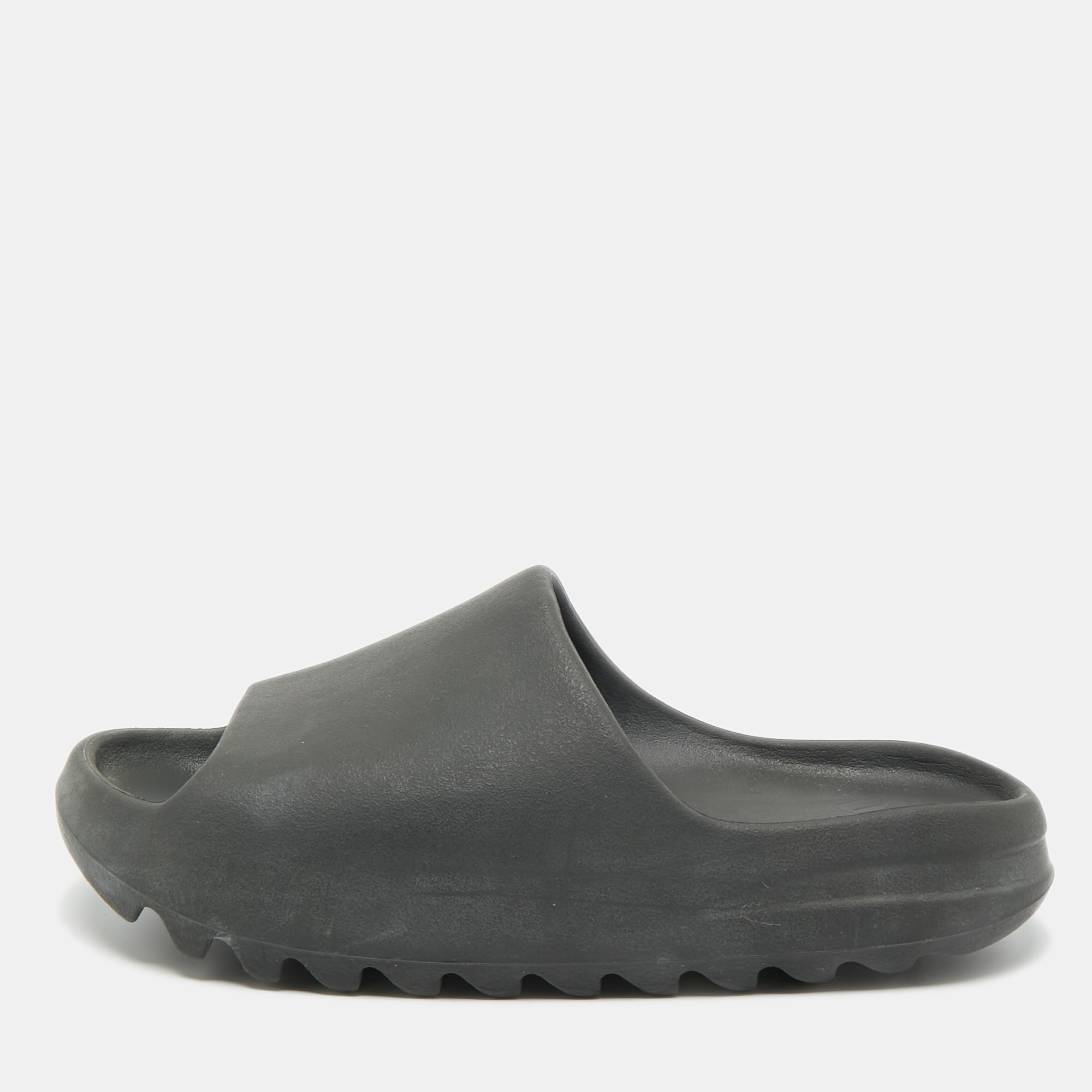 

Yeezy x Adidas Black Rubber Onyx Slides Size 44.5