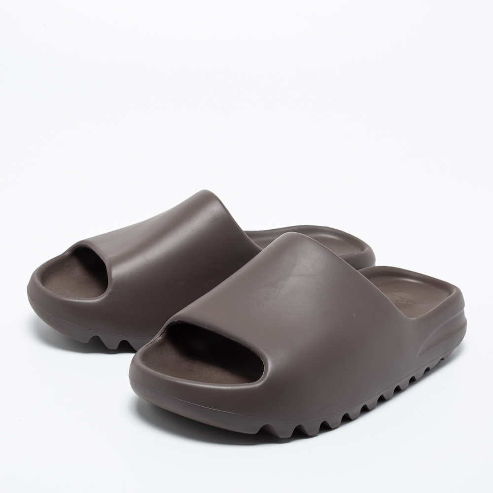 

Yeezy x Adidas Brown Rubber Onyx Slides Size