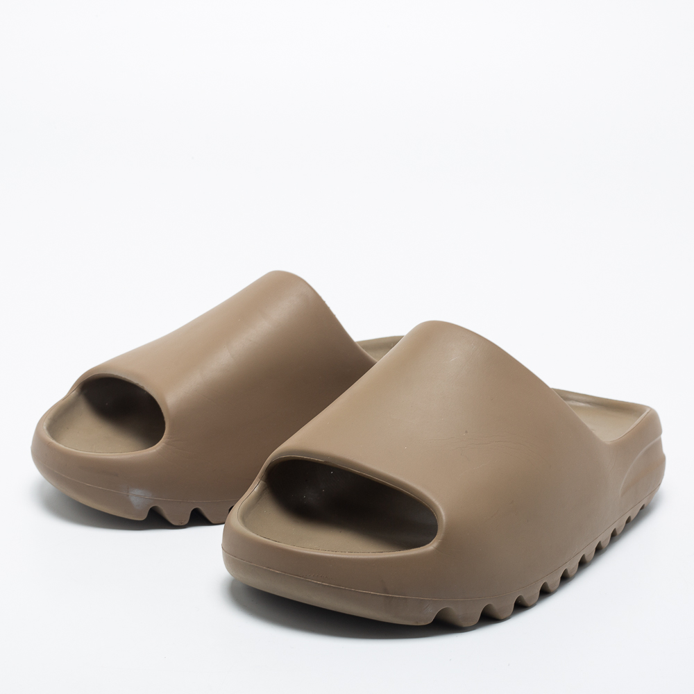 

Yeezy x Adidas Brown Rubber Earth Brown Slides Size