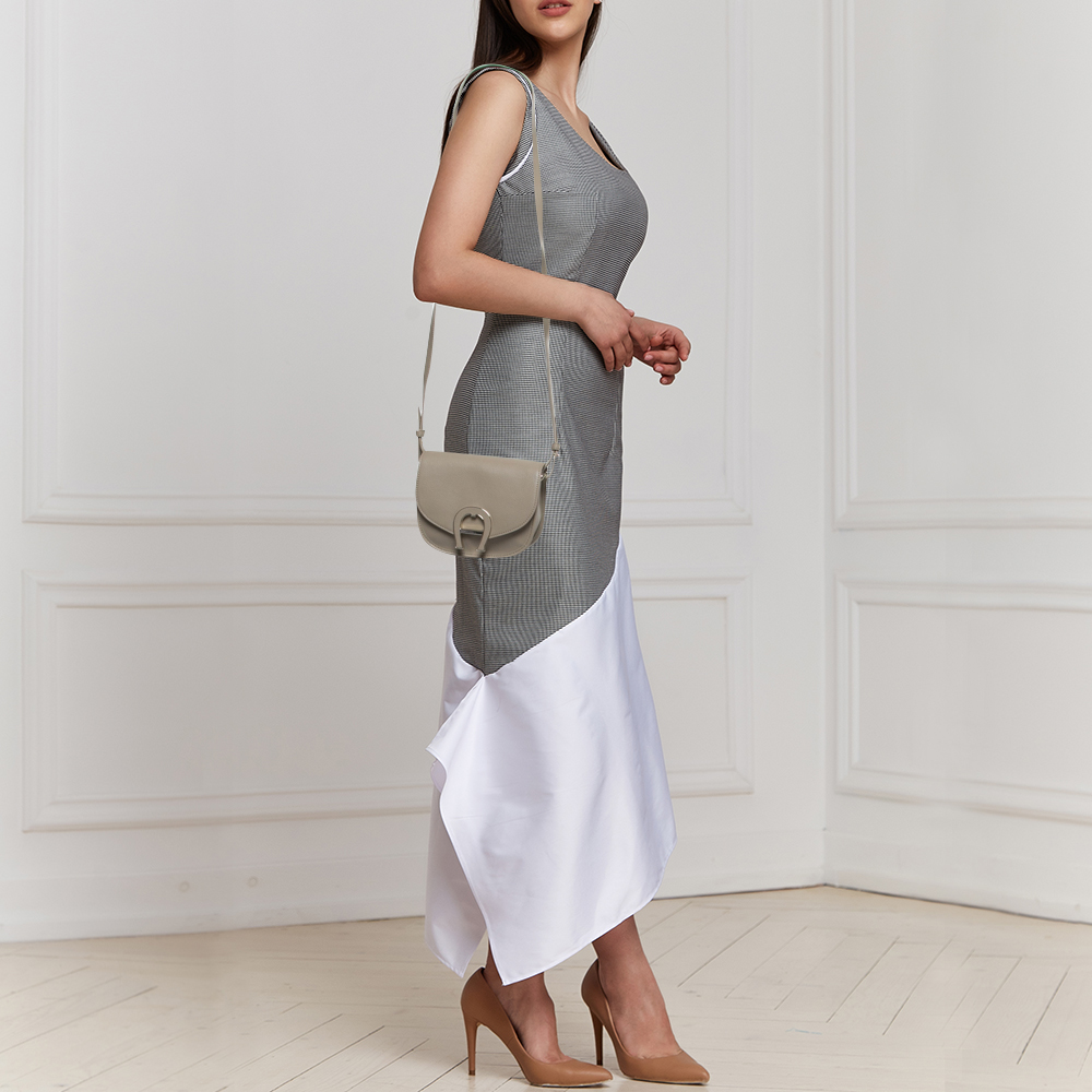 

Aigner Beige Leather Logo Flap Shoulder Bag