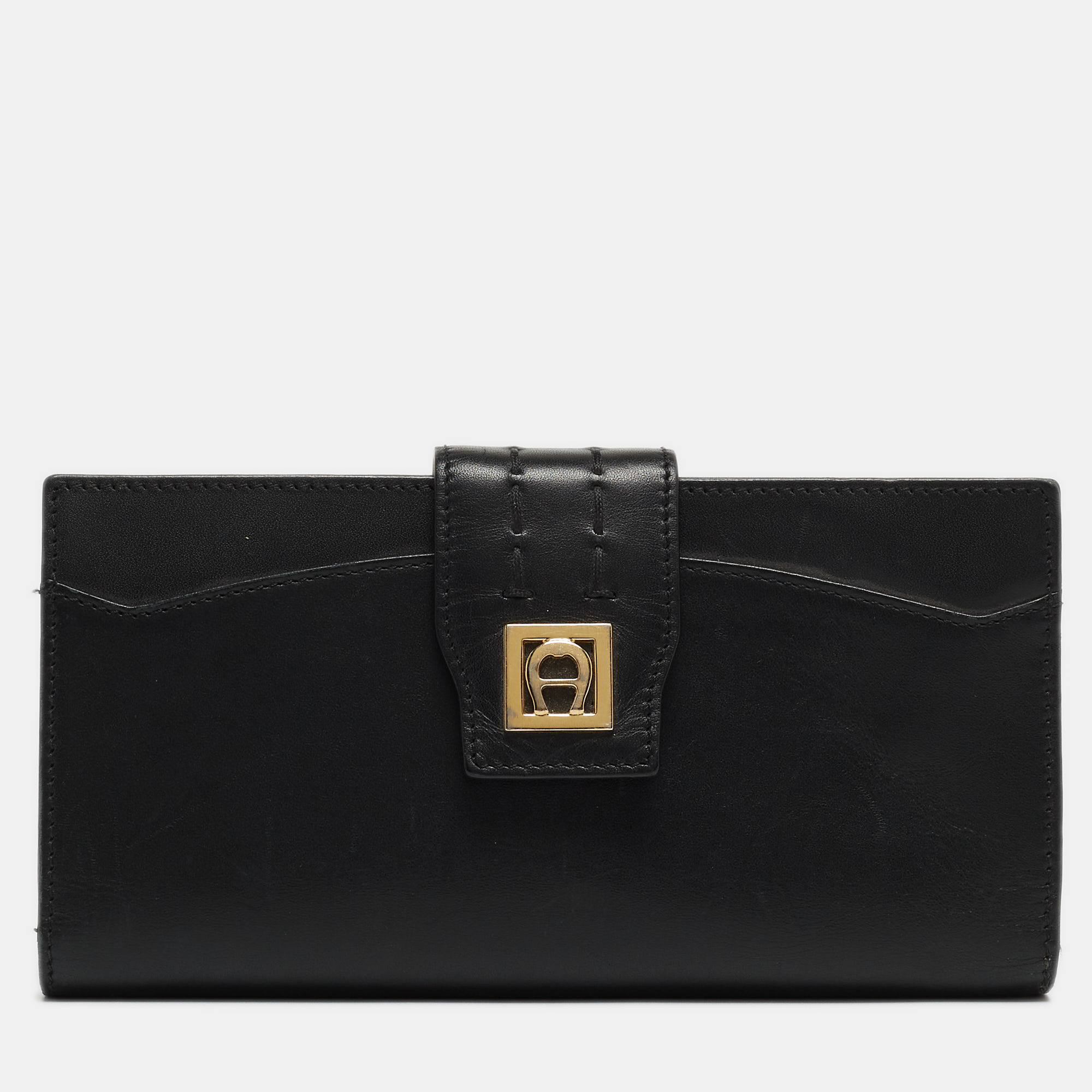 This wallet is conveniently designed for everyday use. It comes with a well structured interior for you to neatly arrange your cards and cash. This stylish piece is complete with a sleek appeal.