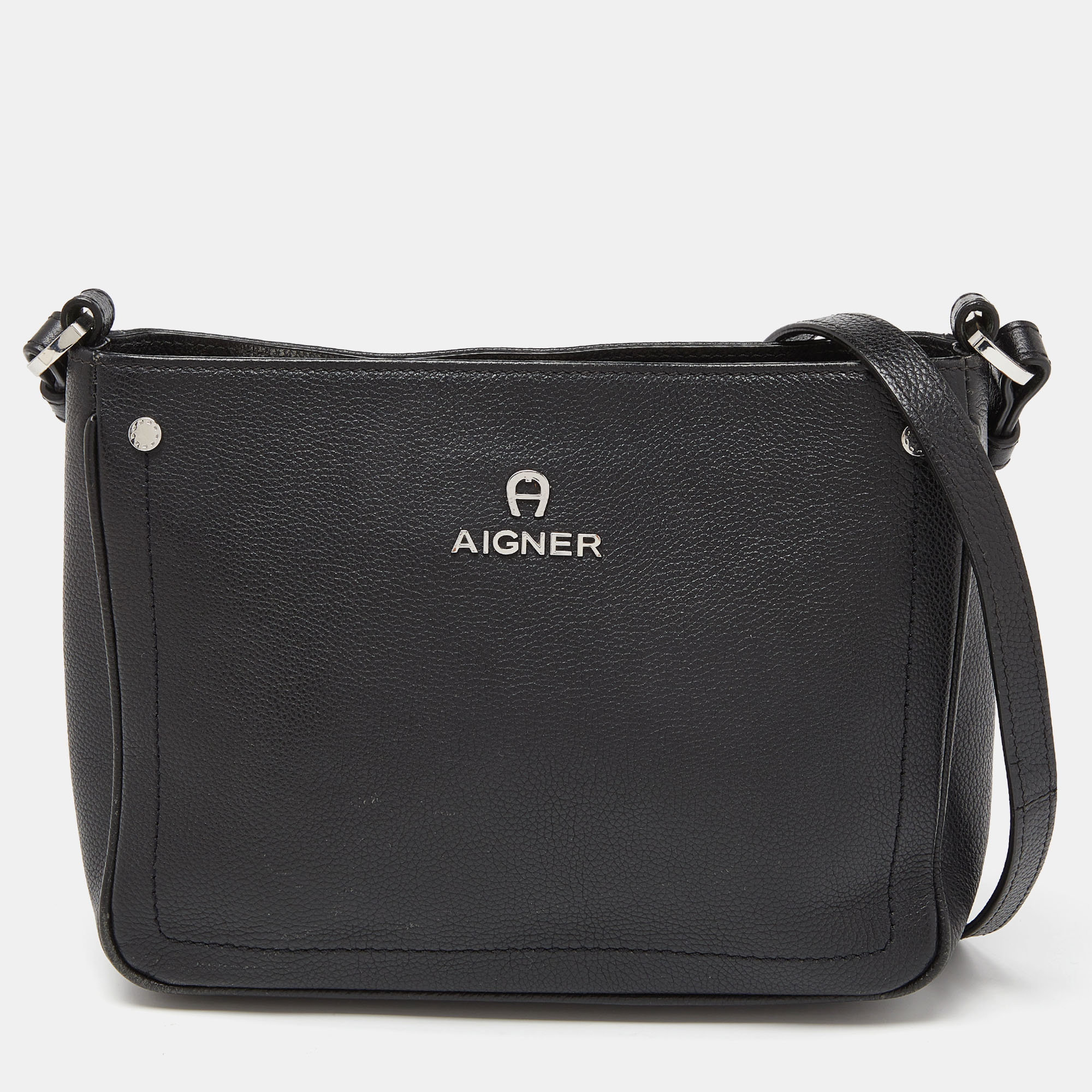 Express your style with this Aigner crossbody bag. Crafted from quality materials it has been added with fine details and is finished perfectly. It features a well sized interior.