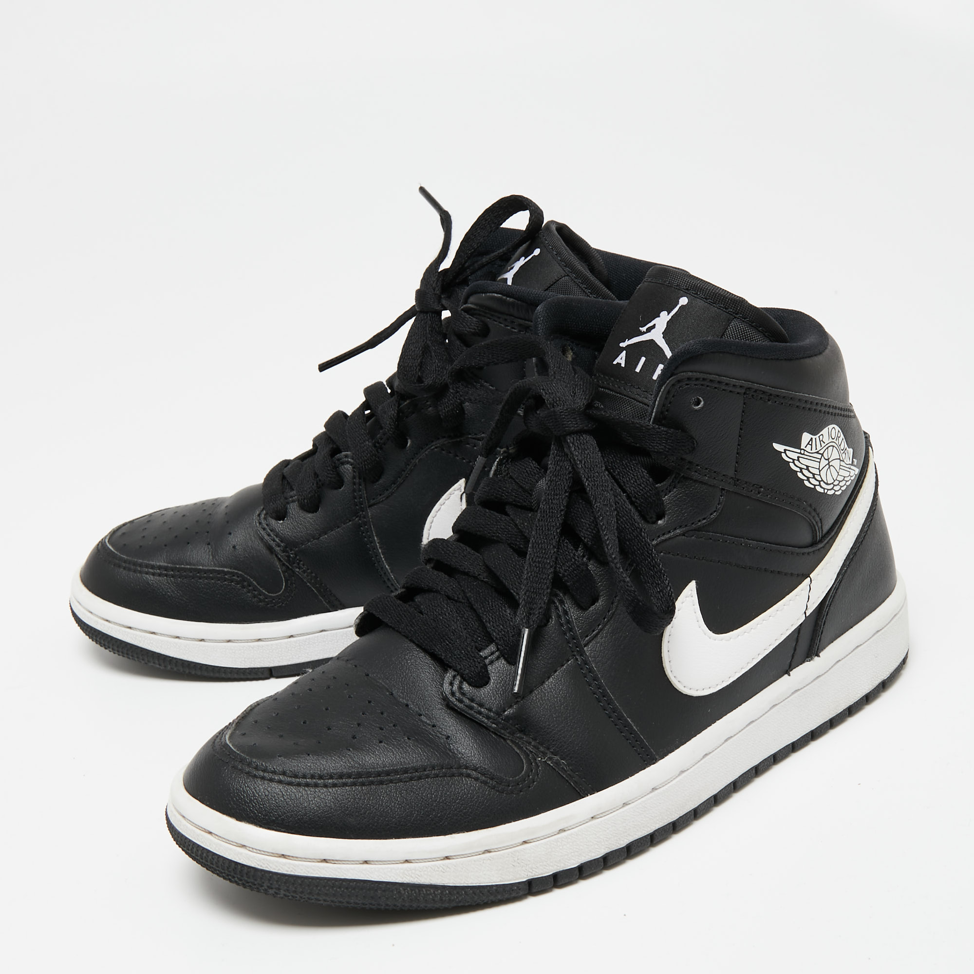 

Air Jordan x Nike Black/White Leather Air Jordan 1 Retro High Yin Yang Sneakers Size