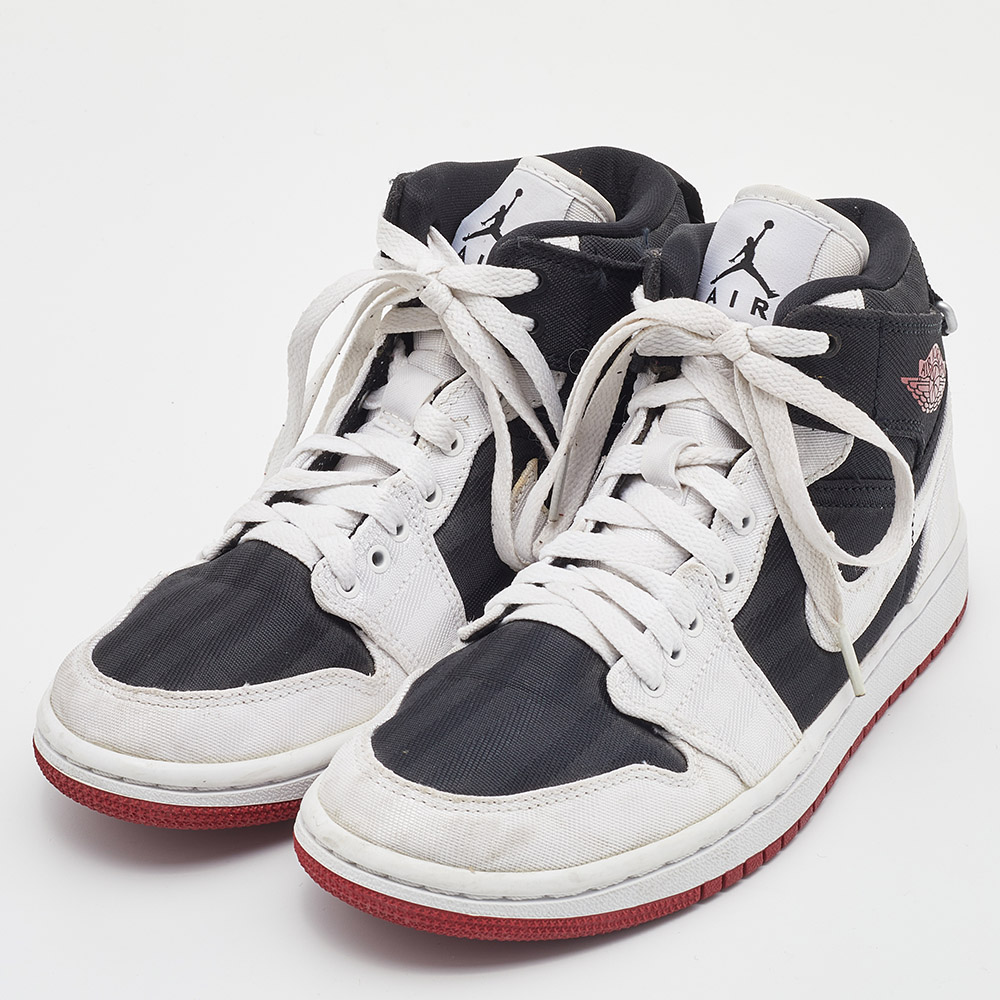 

Air Jordans Black/White Air Jordan 1 Mid Sneakers Size