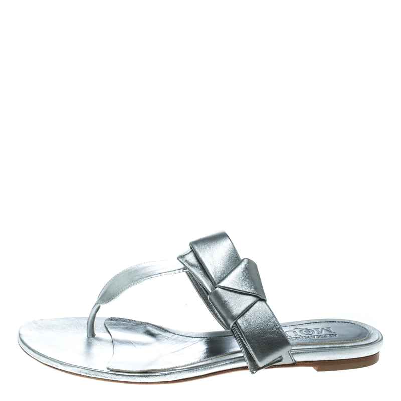

Alexander McQueen Metallic Silver Leather Flat Thong Sandals Size