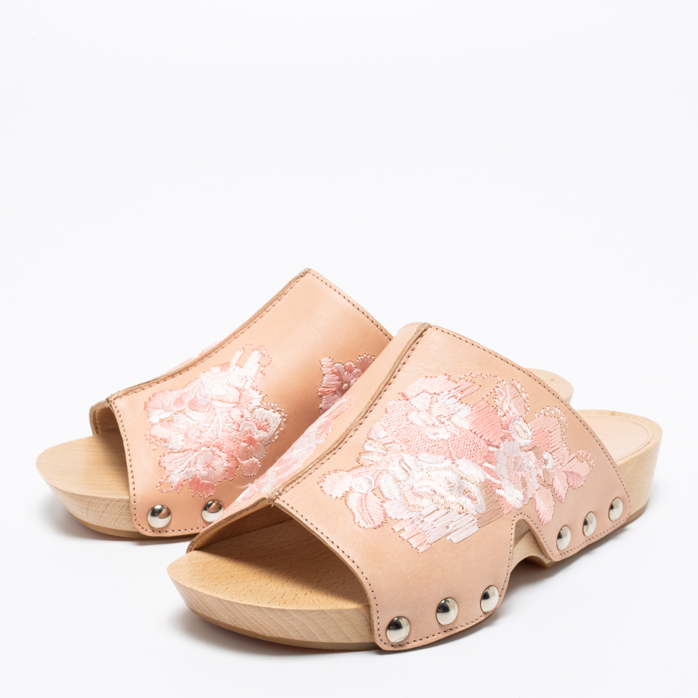 

Alexander McQueen Peach Leather Embroidered Wooden Clogs Size, Beige