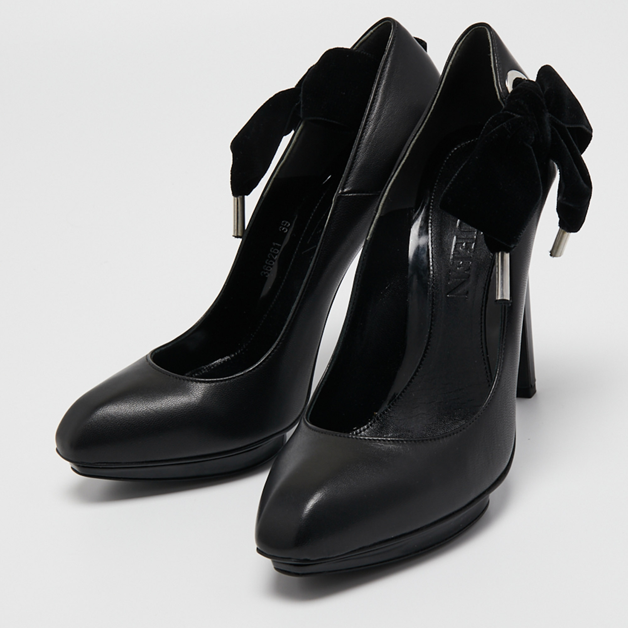 

Alexander McQueen Black Leather and Velvet Bow Platform Pumps Size