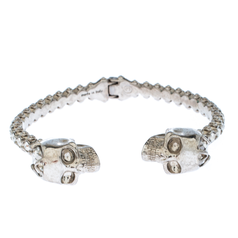 مملوكة مسبقًا Alexander McQueen Twin Crystal Embedded Skull Silver Tone Open Cuff Bracelet