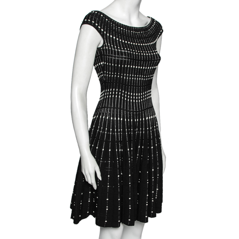 

Alexander McQueen Black Embroidered Knit Boat Neck Flared Dress