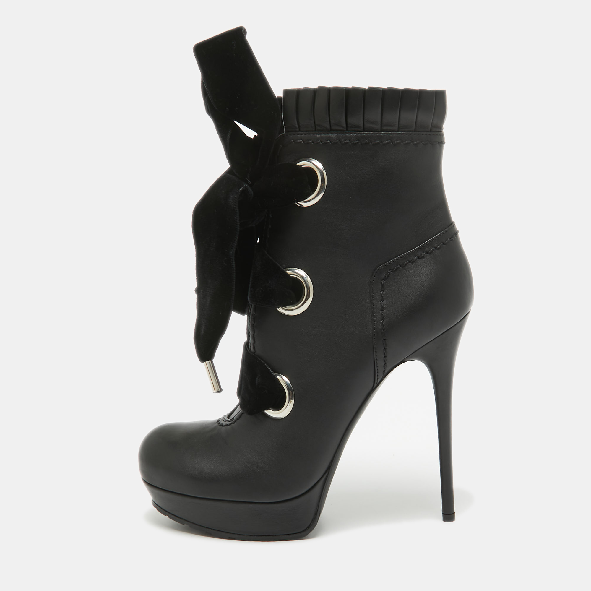 

Alexander McQueen Black Leather Ankle Length Boots Size